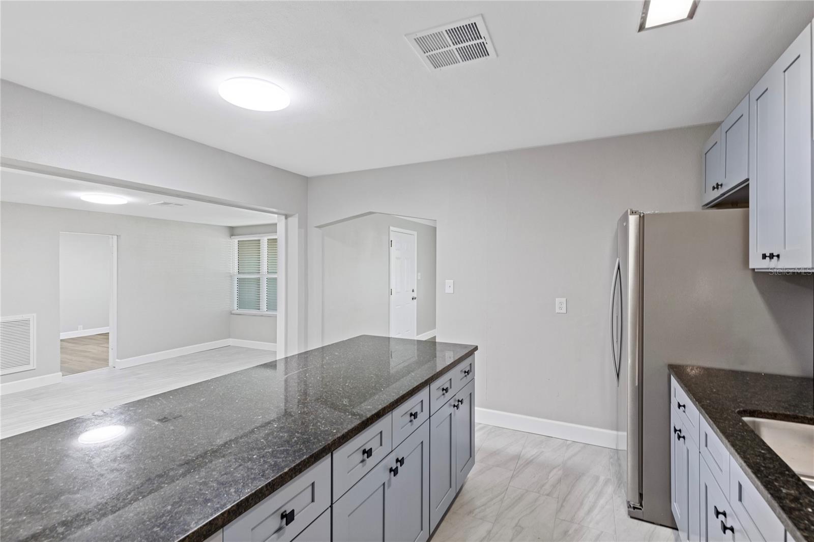 804 S EVERGREEN AVE — photo 12