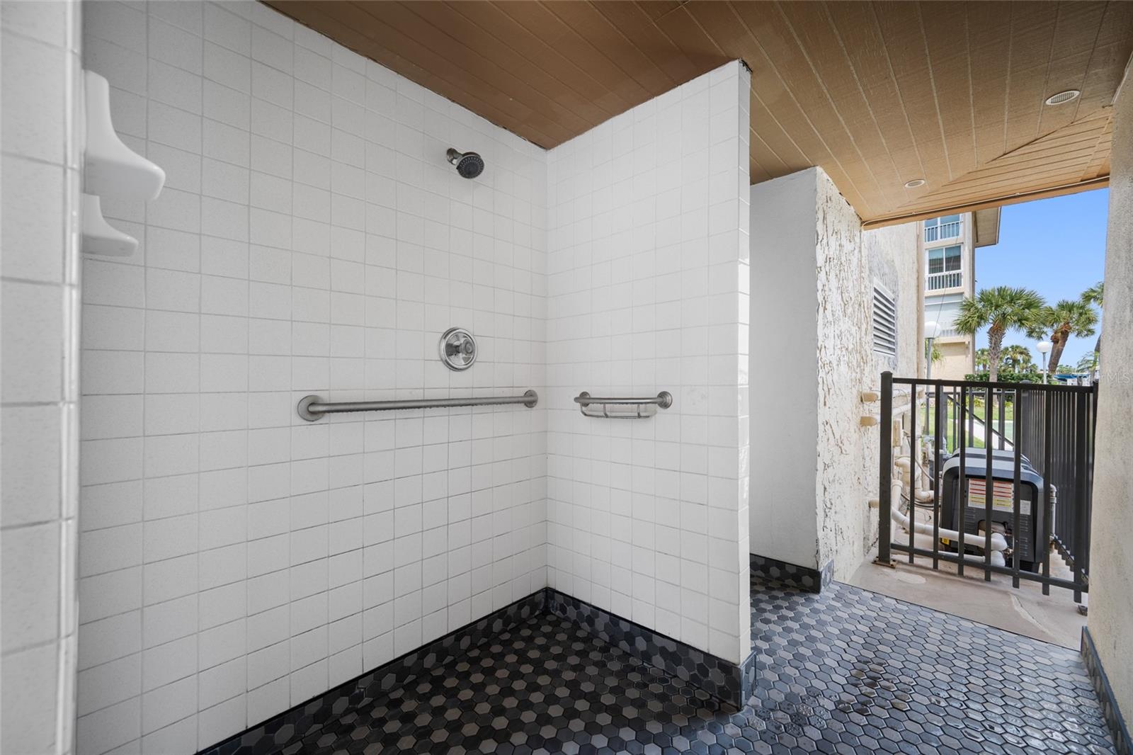 121 ISLAND WAY #323 — photo 40