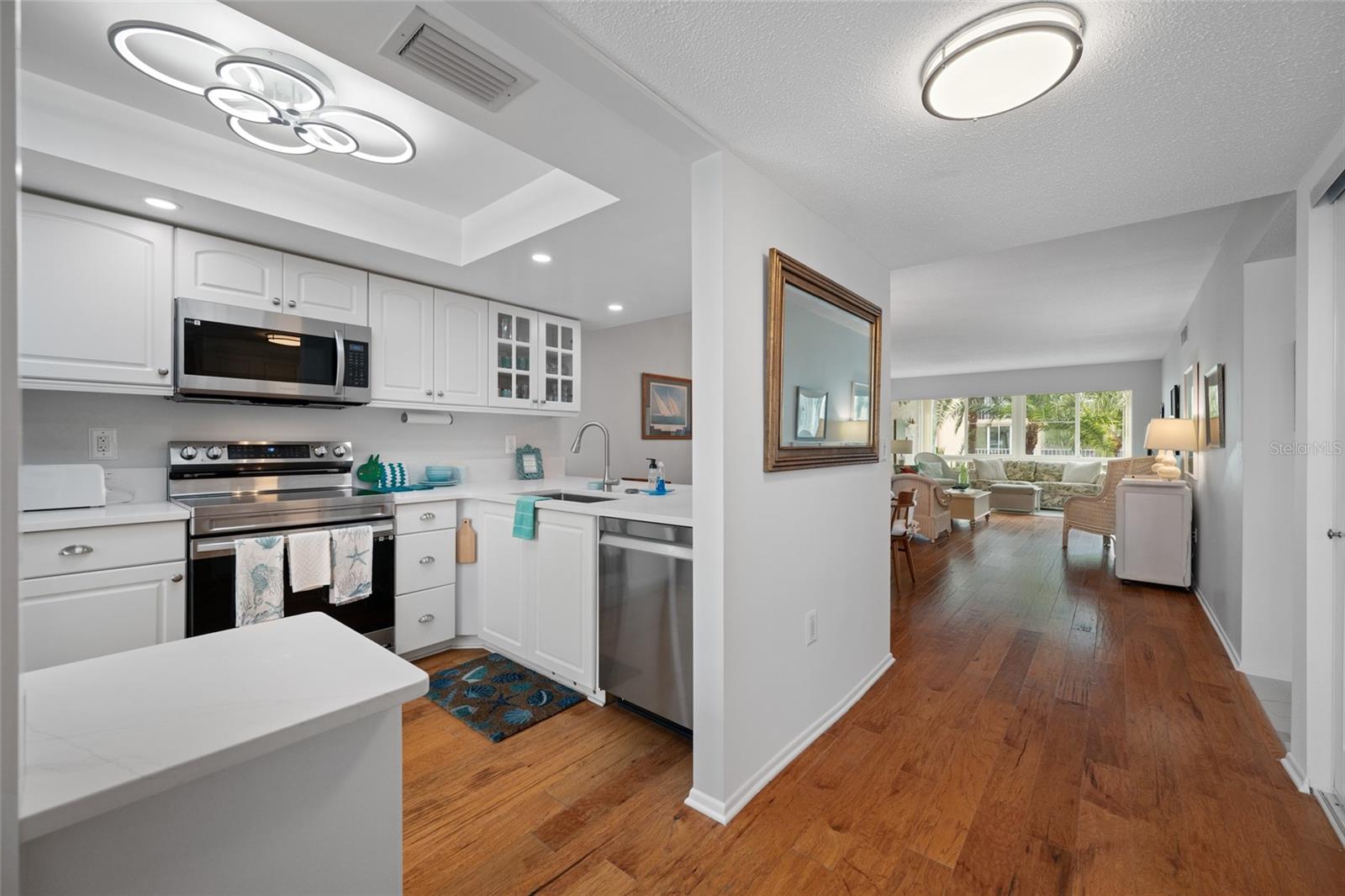 121 ISLAND WAY #323 — photo 3
