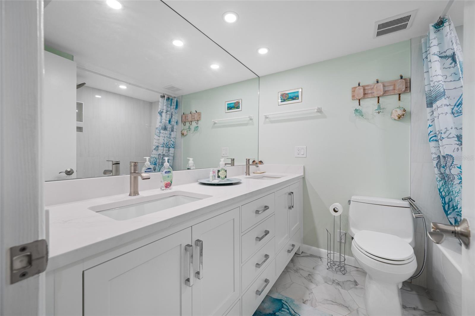 121 ISLAND WAY #323 — photo 26