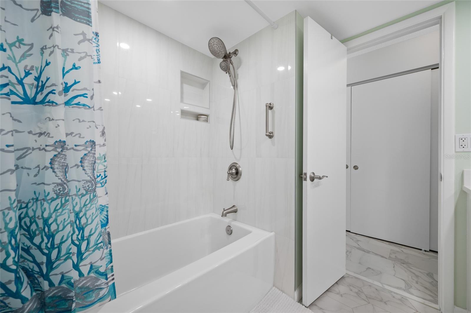121 ISLAND WAY #323 — photo 27