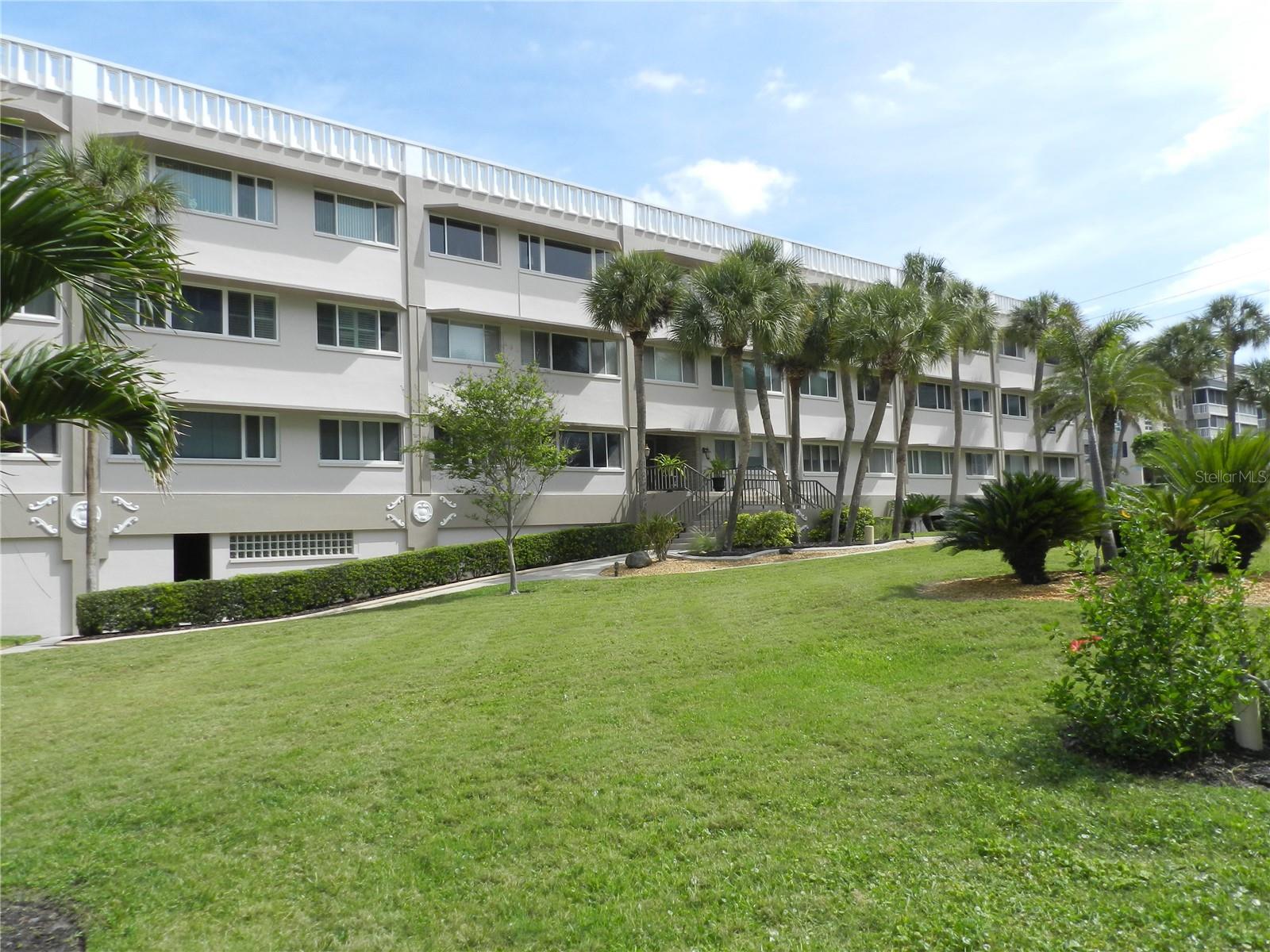 Home in BELLEAIR BLUFFS — photo 2