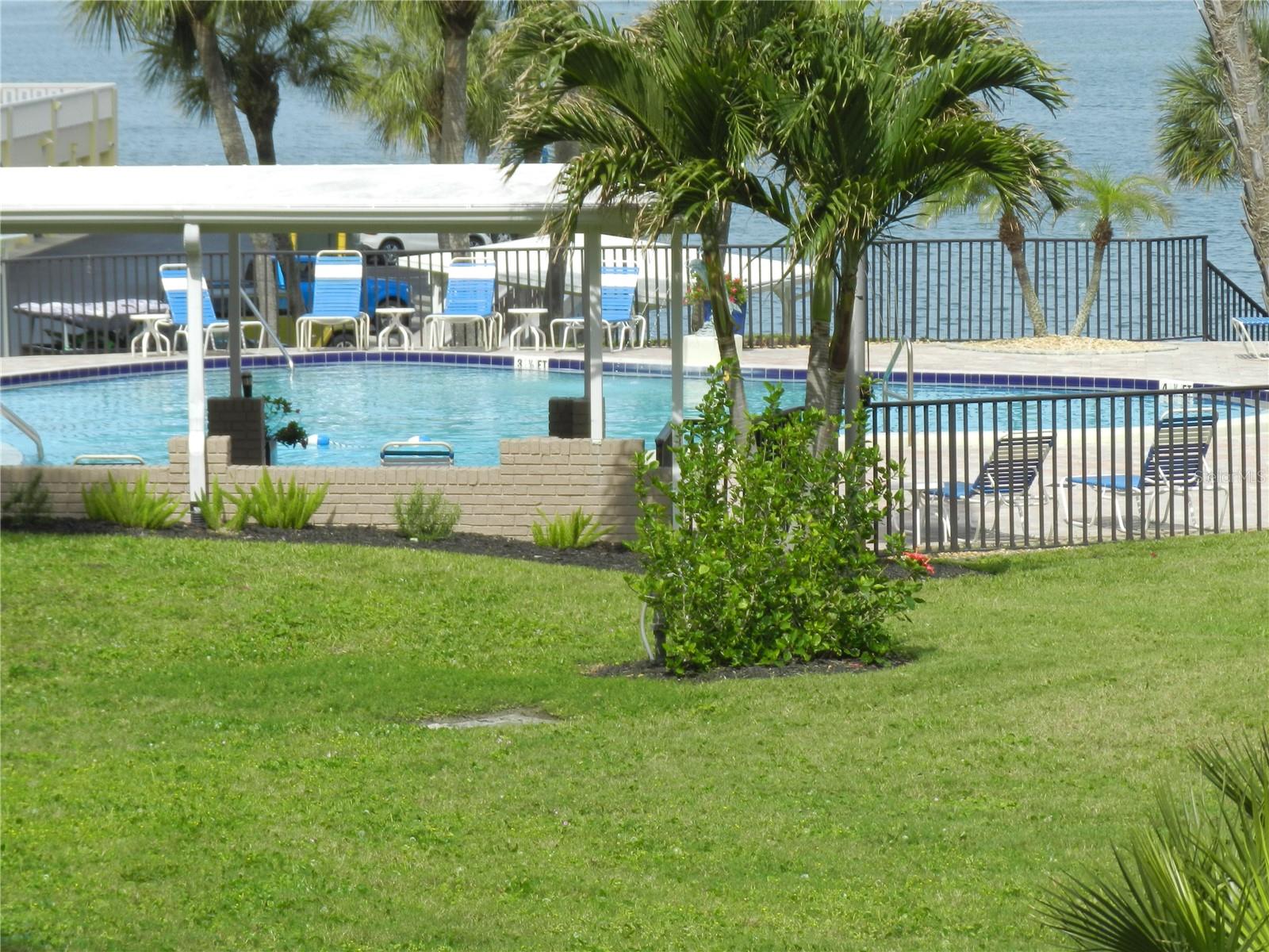 Home in BELLEAIR BLUFFS — photo 5