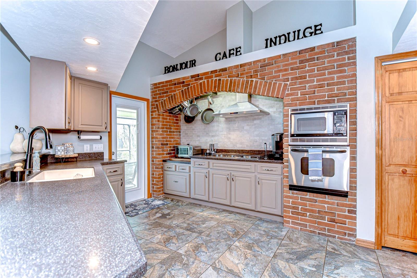 709 SPORTSMAN PARK DR — photo 11