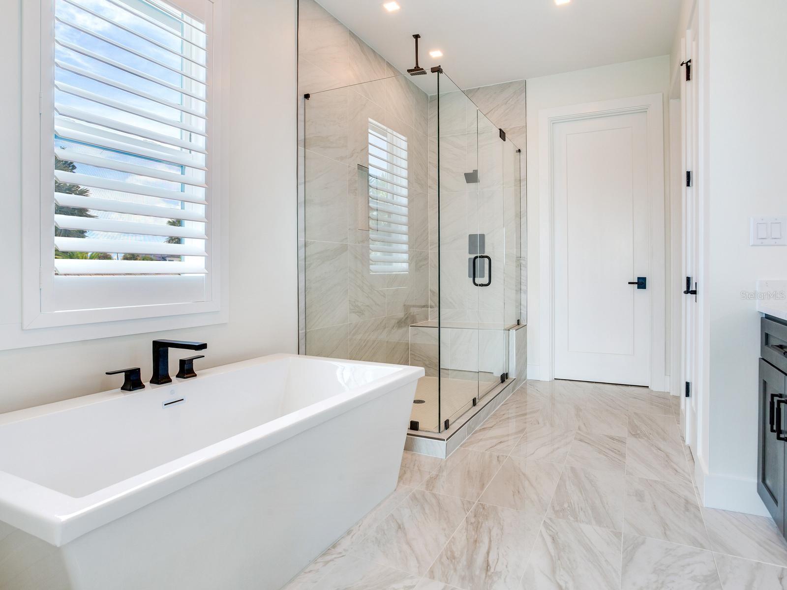 4 BELLEVUE DR — photo 8
