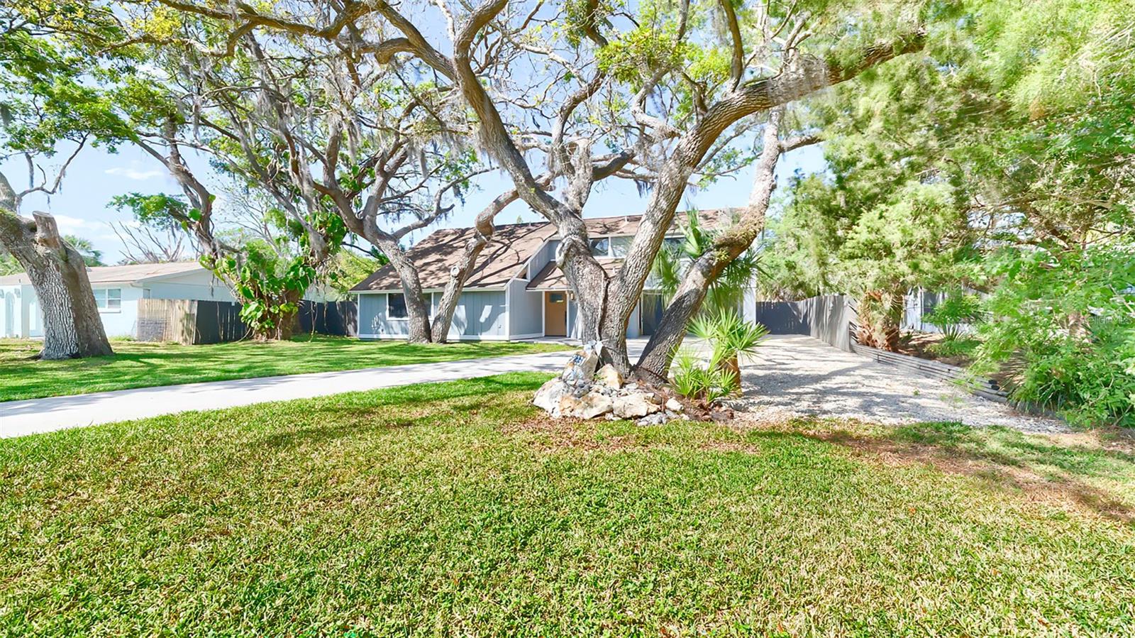 7331 DIANNE DR — photo 3