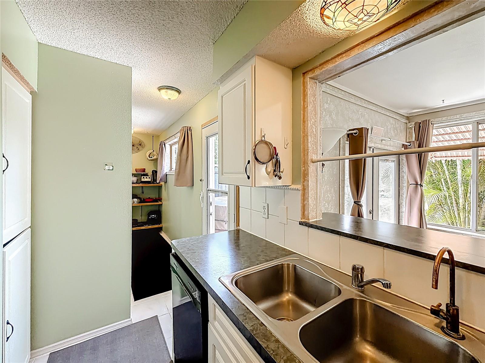 601 E SEMINOLE DR — photo 15