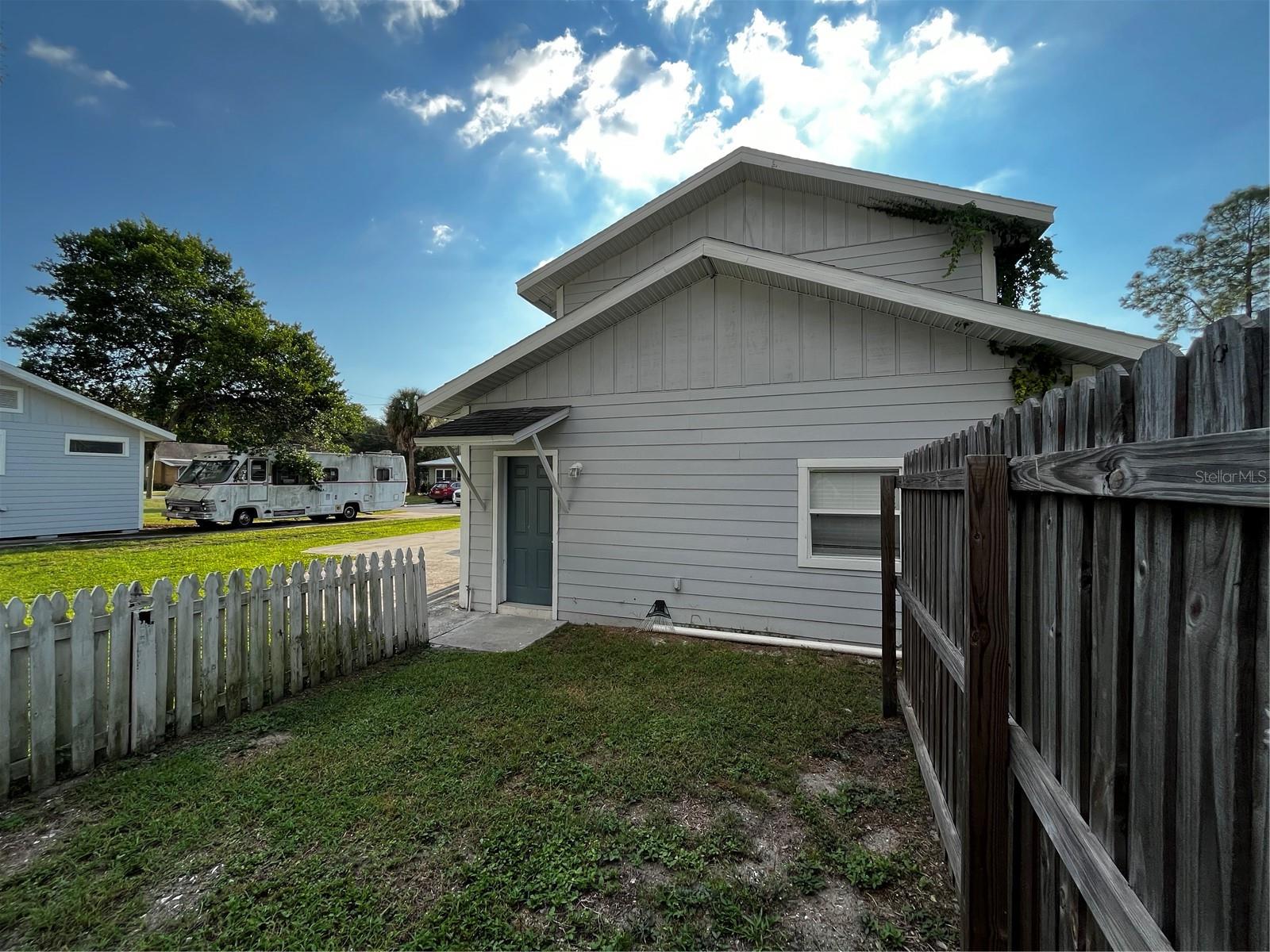 402 E EMMA ST — photo 8