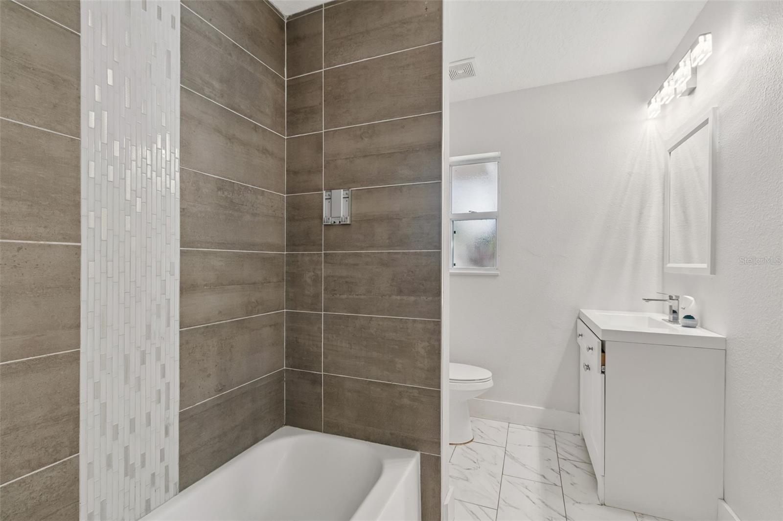 125 HARBOR BLUFF DR — photo 39