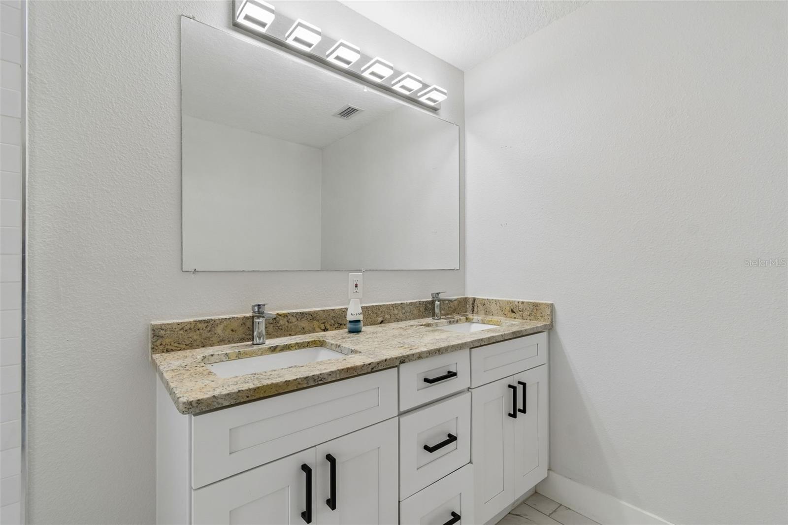 125 HARBOR BLUFF DR — photo 32