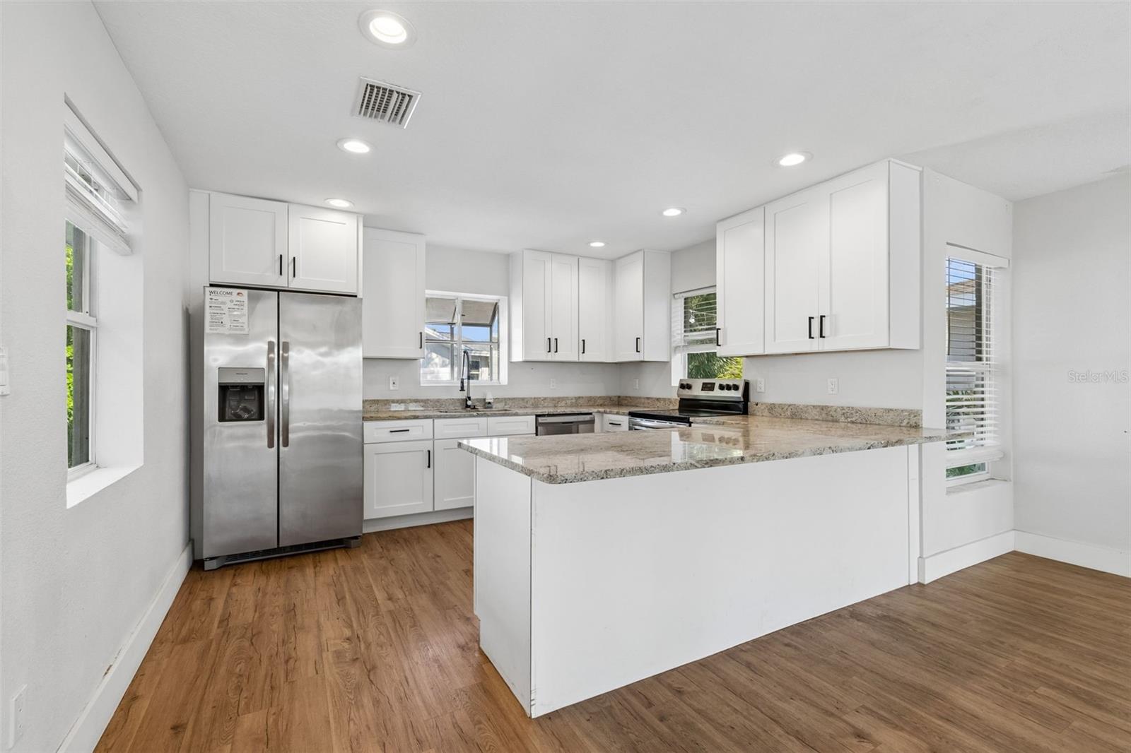 125 HARBOR BLUFF DR — photo 18