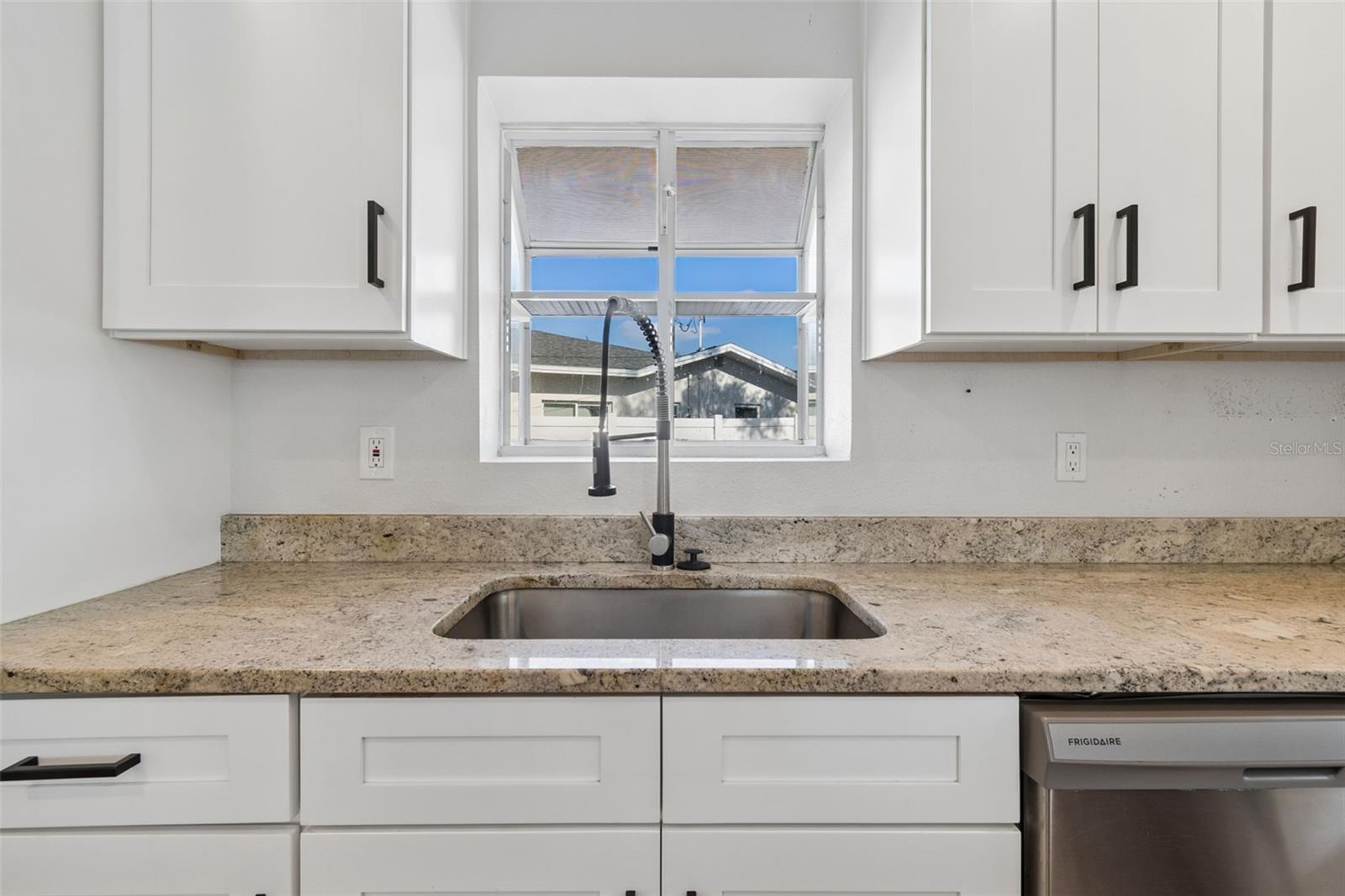 125 HARBOR BLUFF DR — photo 24