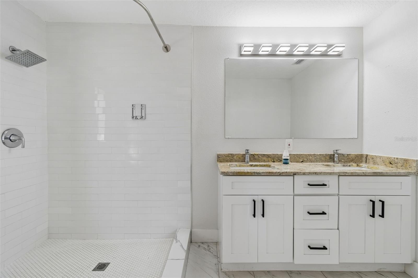 125 HARBOR BLUFF DR — photo 31