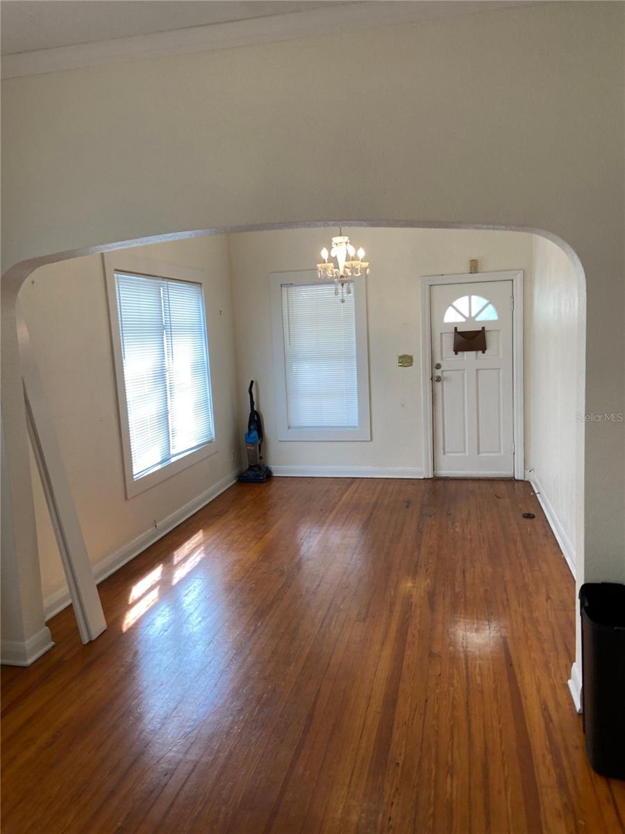 108 S WILLOW AVE — photo 2