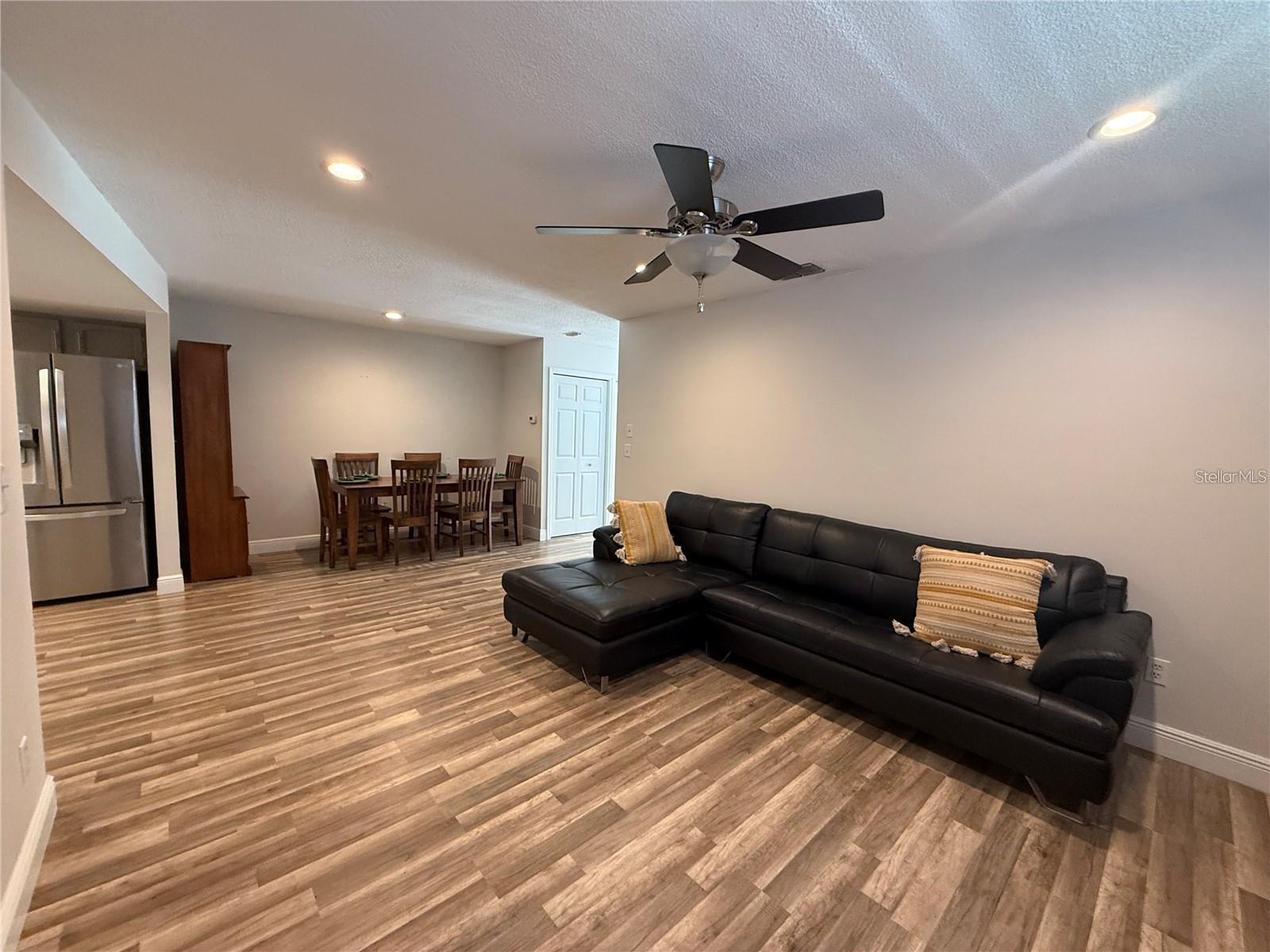 1200 ABBEY CRESCENT LN — photo 18