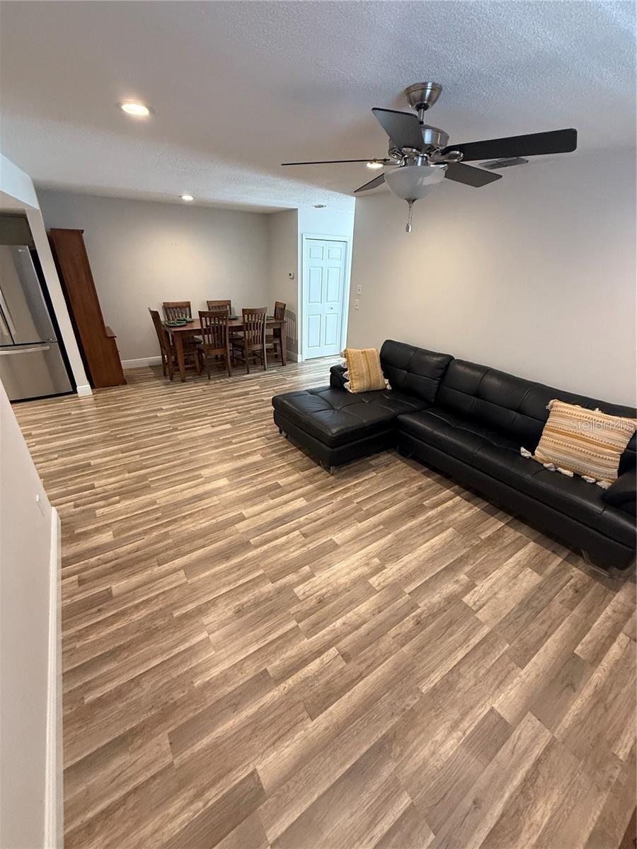 1200 ABBEY CRESCENT LN — photo 21