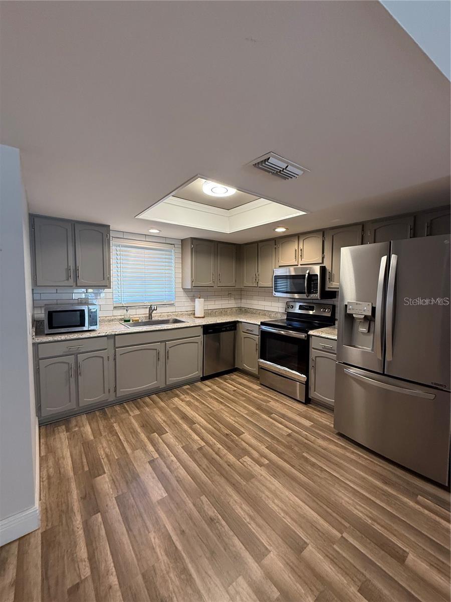 1200 ABBEY CRESCENT LN — photo 13