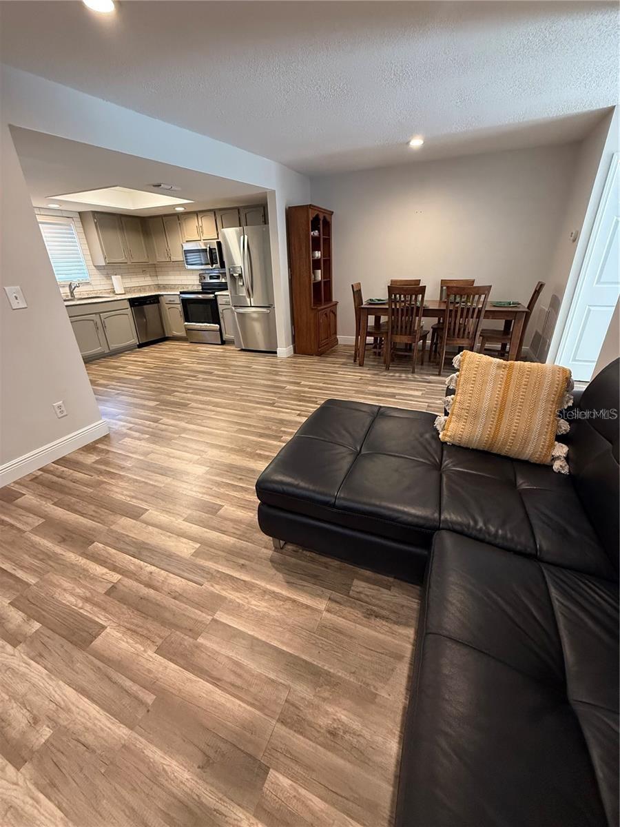 1200 ABBEY CRESCENT LN — photo 19