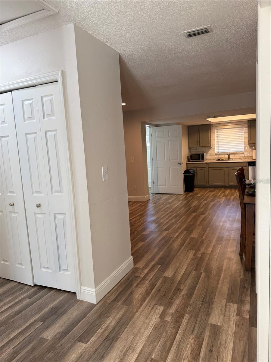 1200 ABBEY CRESCENT LN — photo 8