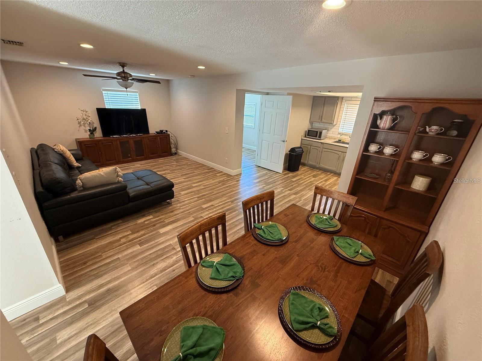 1200 ABBEY CRESCENT LN — photo 9