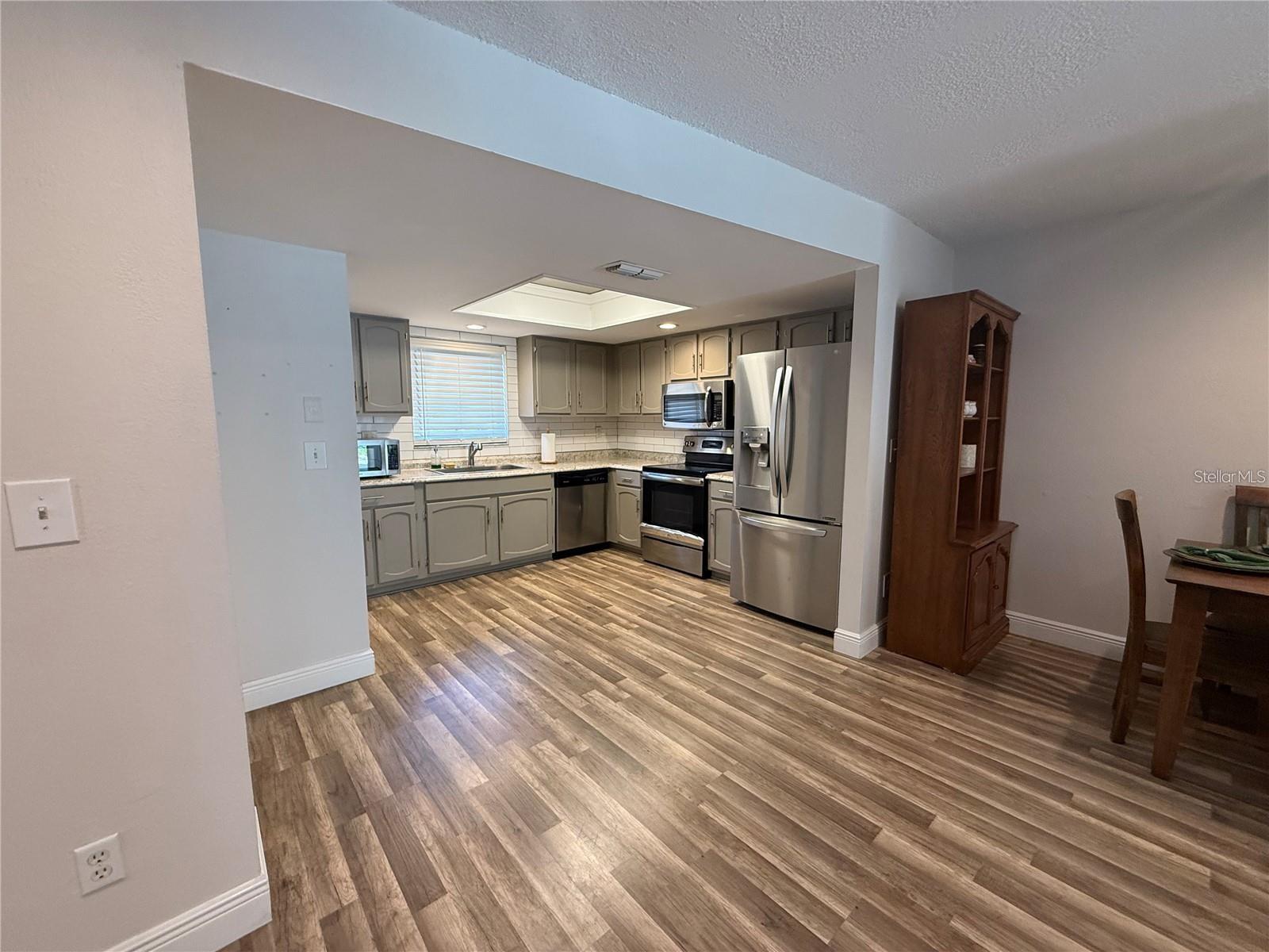 1200 ABBEY CRESCENT LN — photo 11