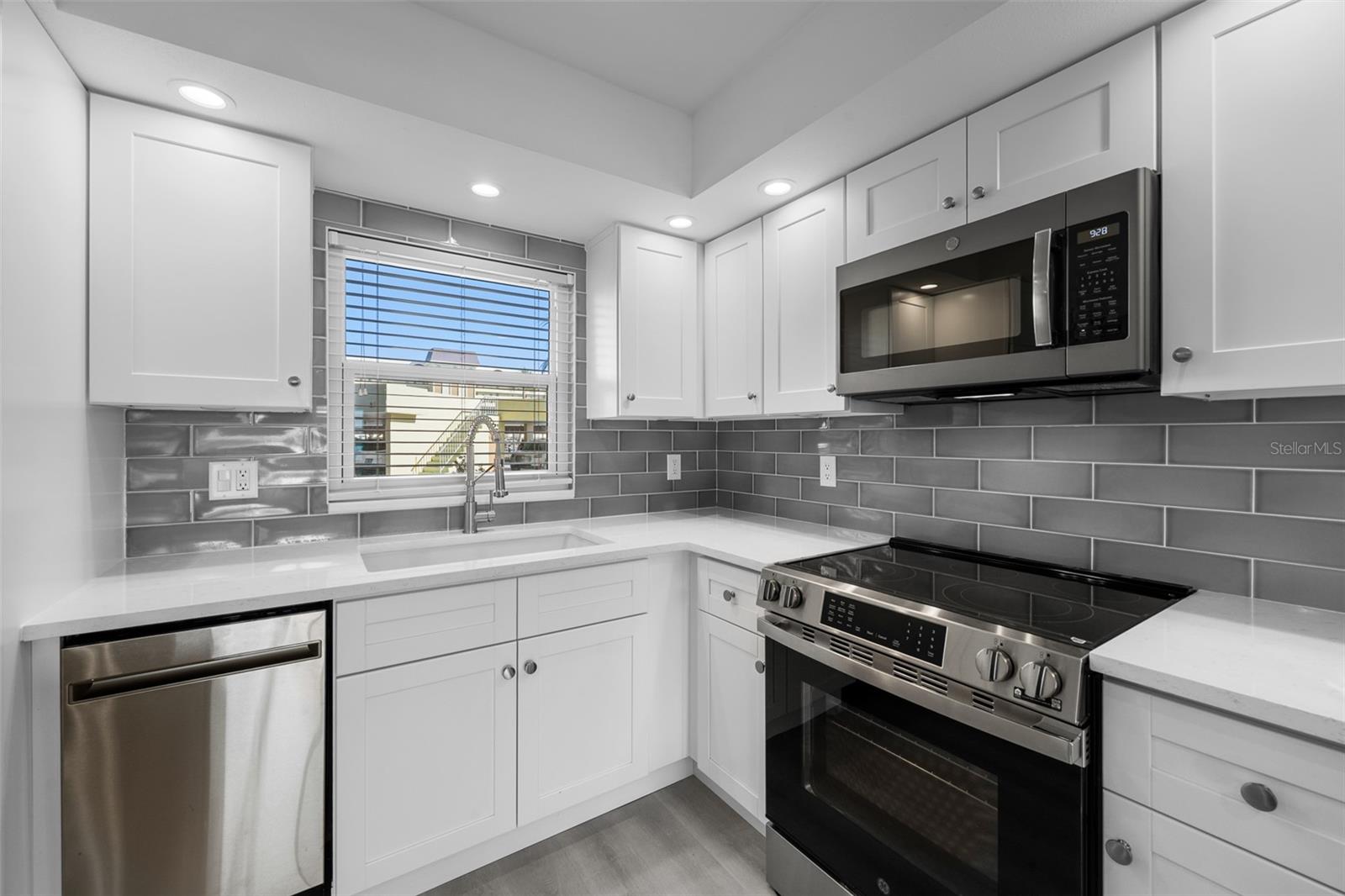 4775 COVE CIR #103 — photo 4