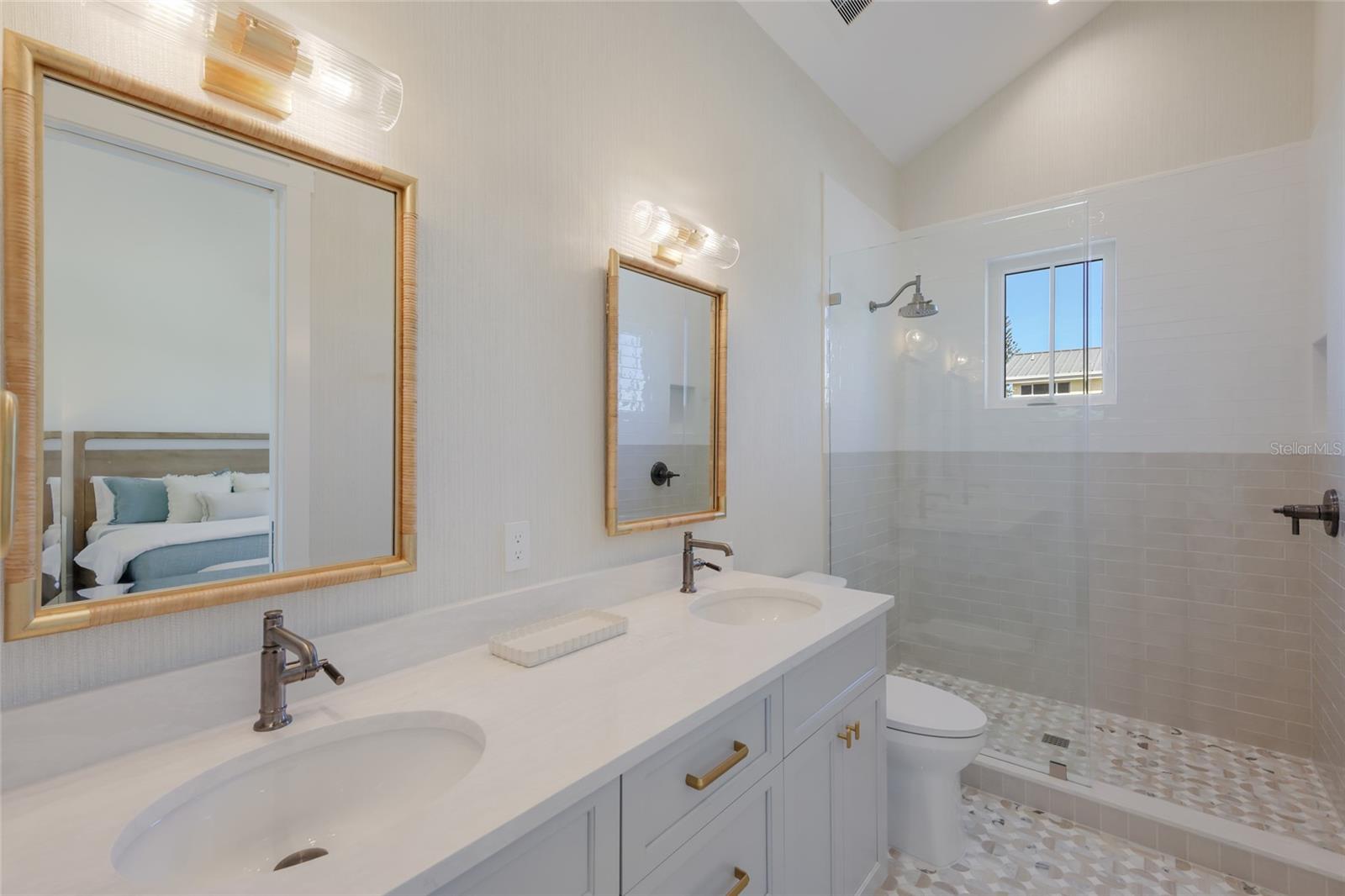 215 SYCAMORE AVE — photo 37