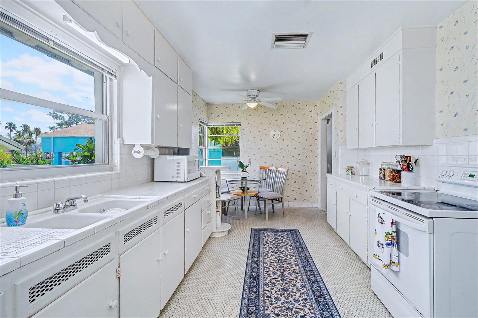 18206 SUNSET BLVD — photo 24