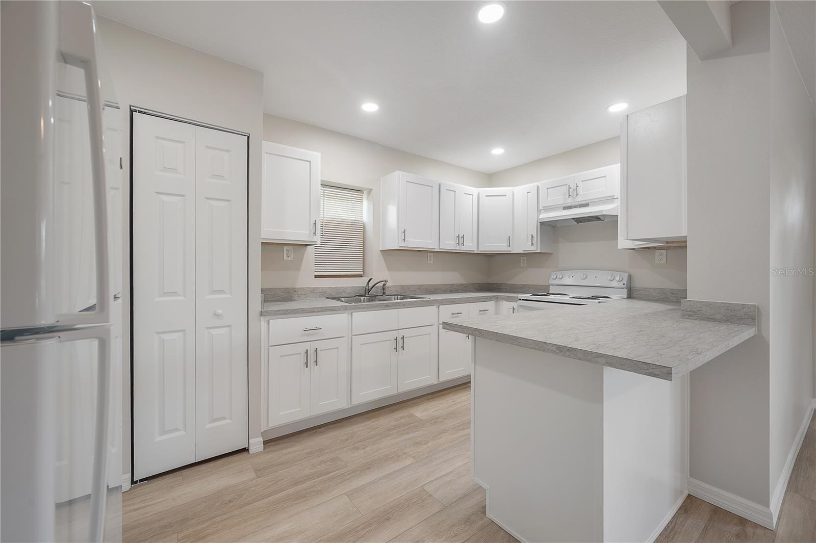 2307 E OSBORNE AVE — photo 9