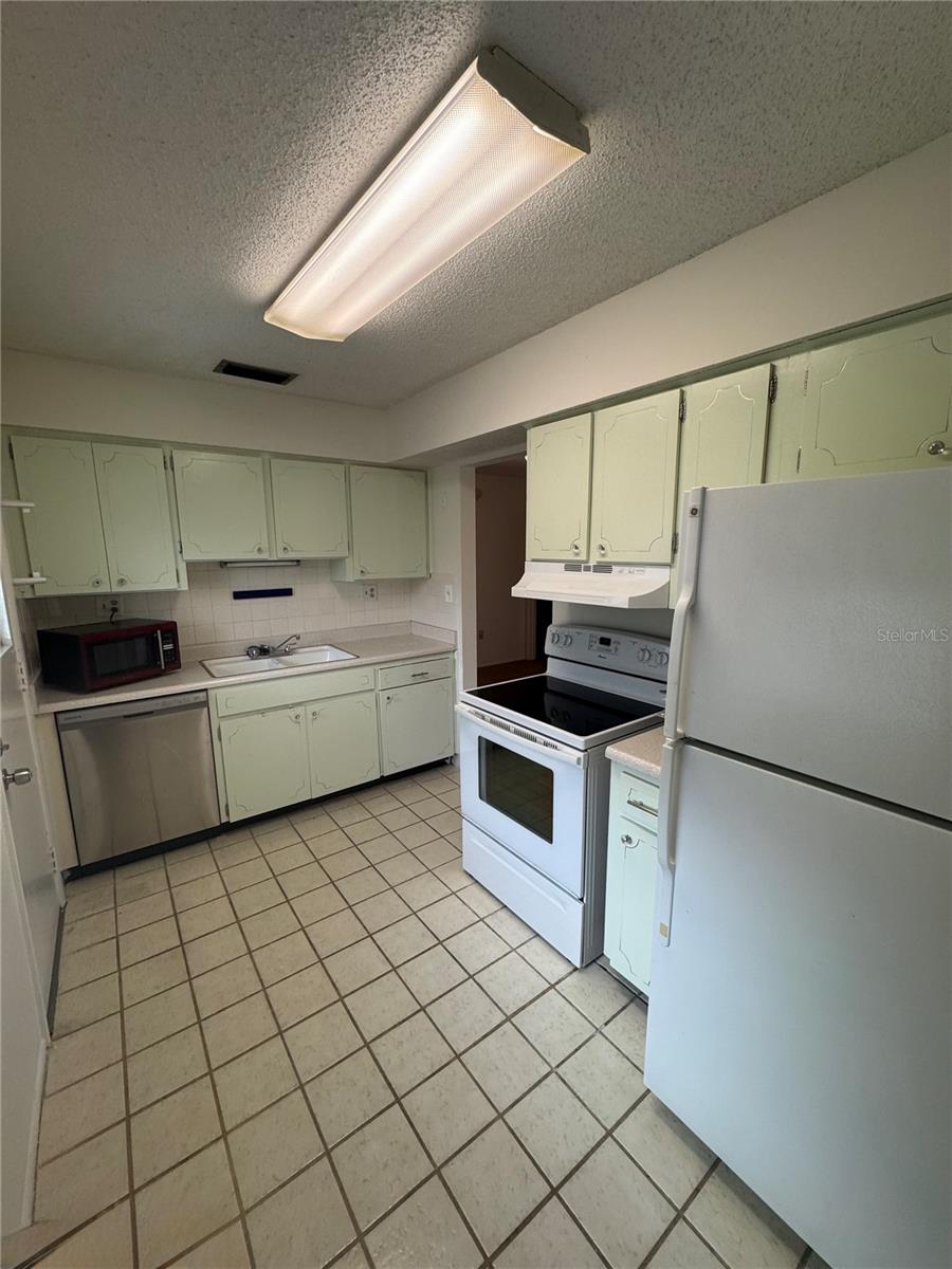 1126 KING ARTHUR CT #413 — photo 3