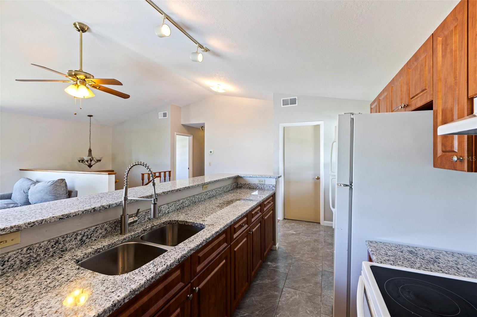 334 CROSSWINDS DR — photo 3
