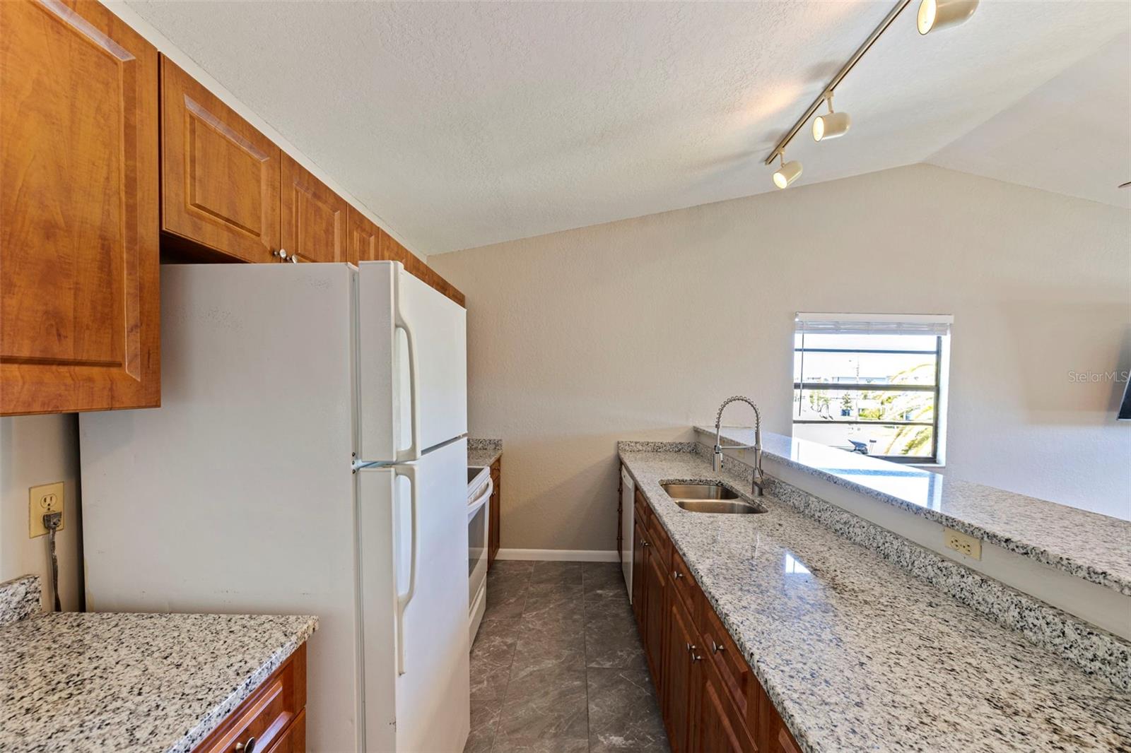 334 CROSSWINDS DR — photo 8