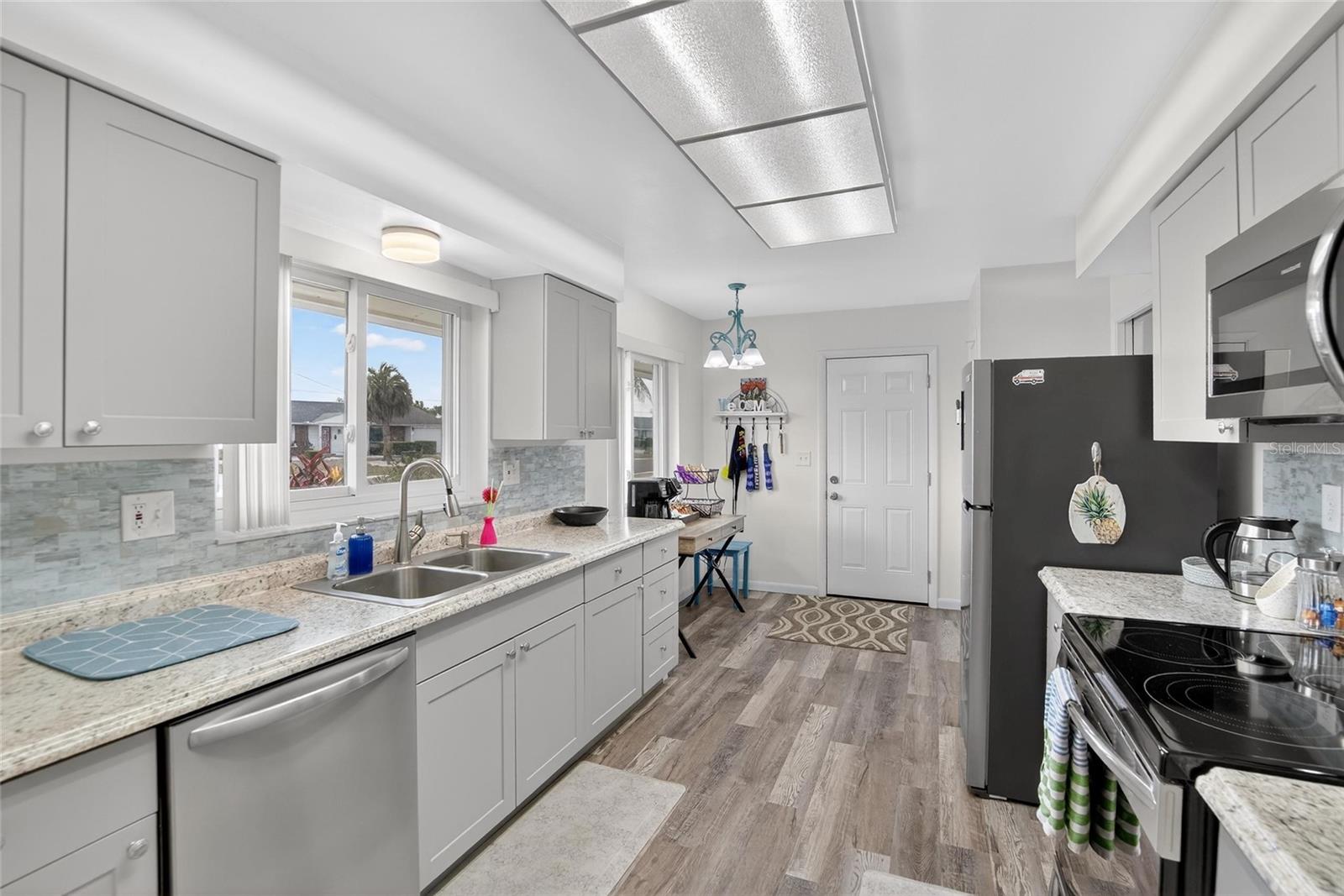 809 OAKMONT AVE — photo 3