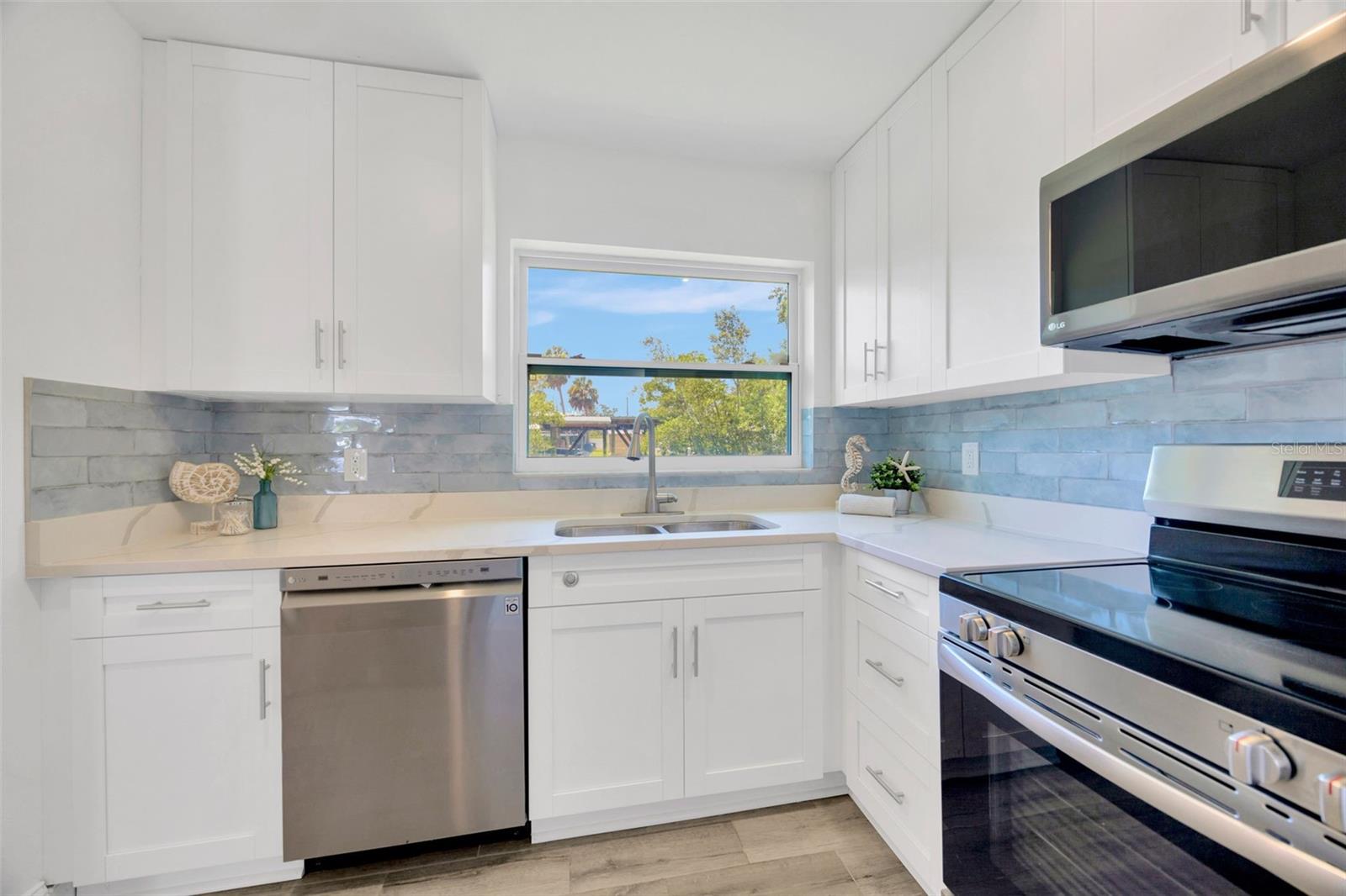 9935 RIVER DR — photo 9