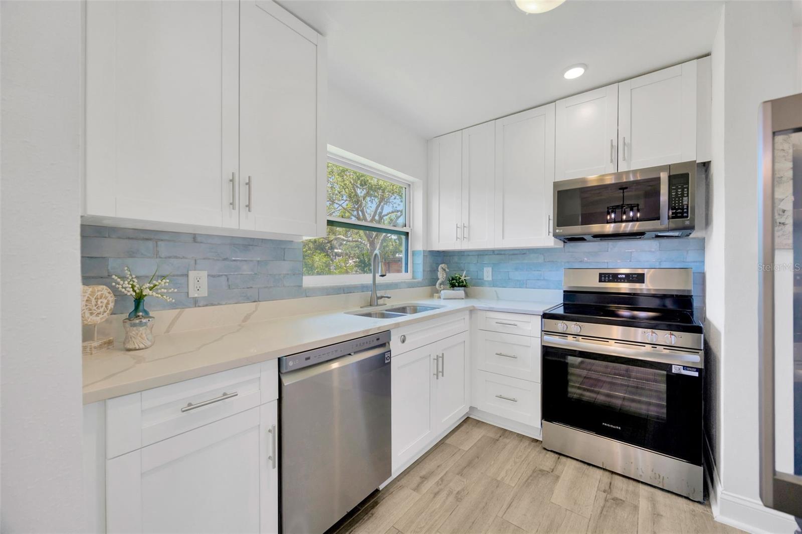 9935 RIVER DR — photo 8
