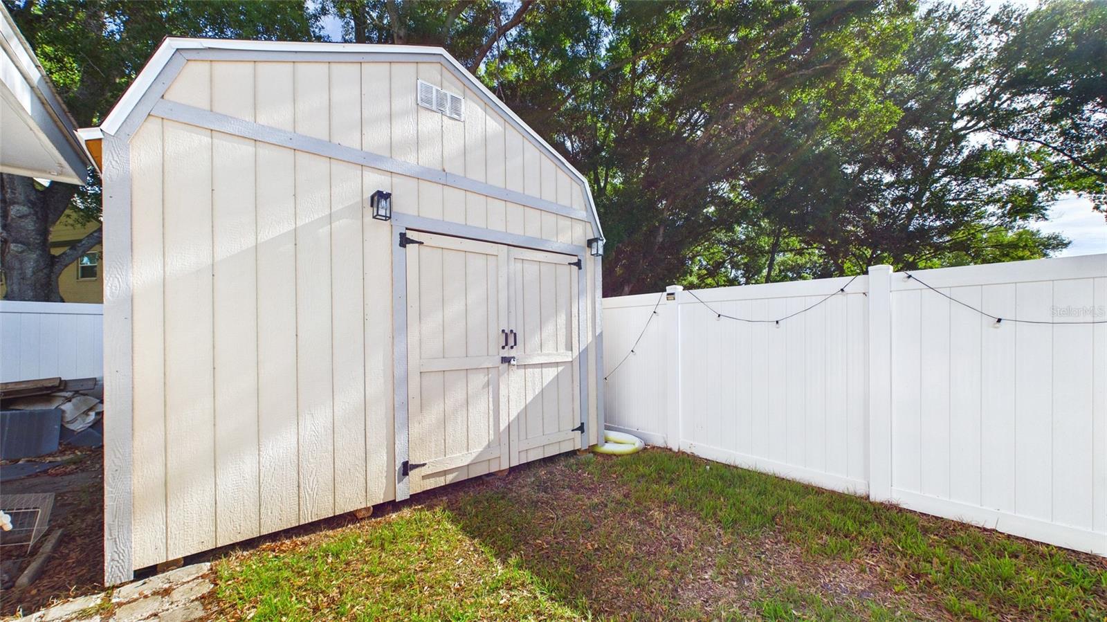 101 N MERCURY AVE — photo 43