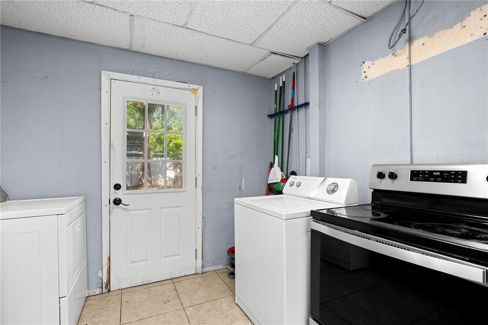 110 N LINCOLN AVE — photo 27