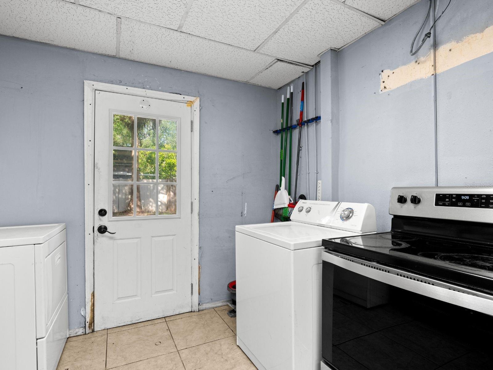110 N LINCOLN AVE — photo 28