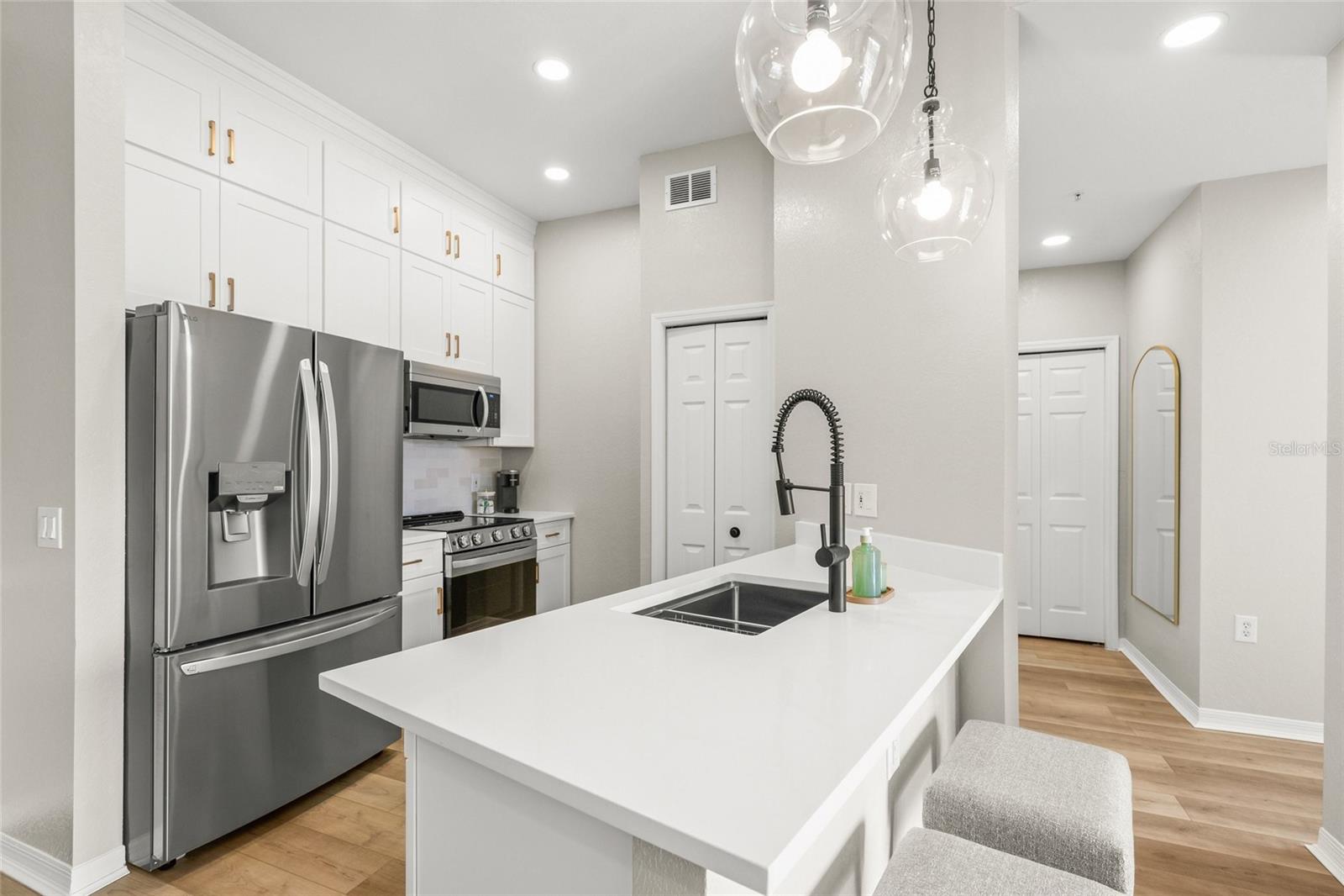 5160 NORTHRIDGE RD #302 — photo 4