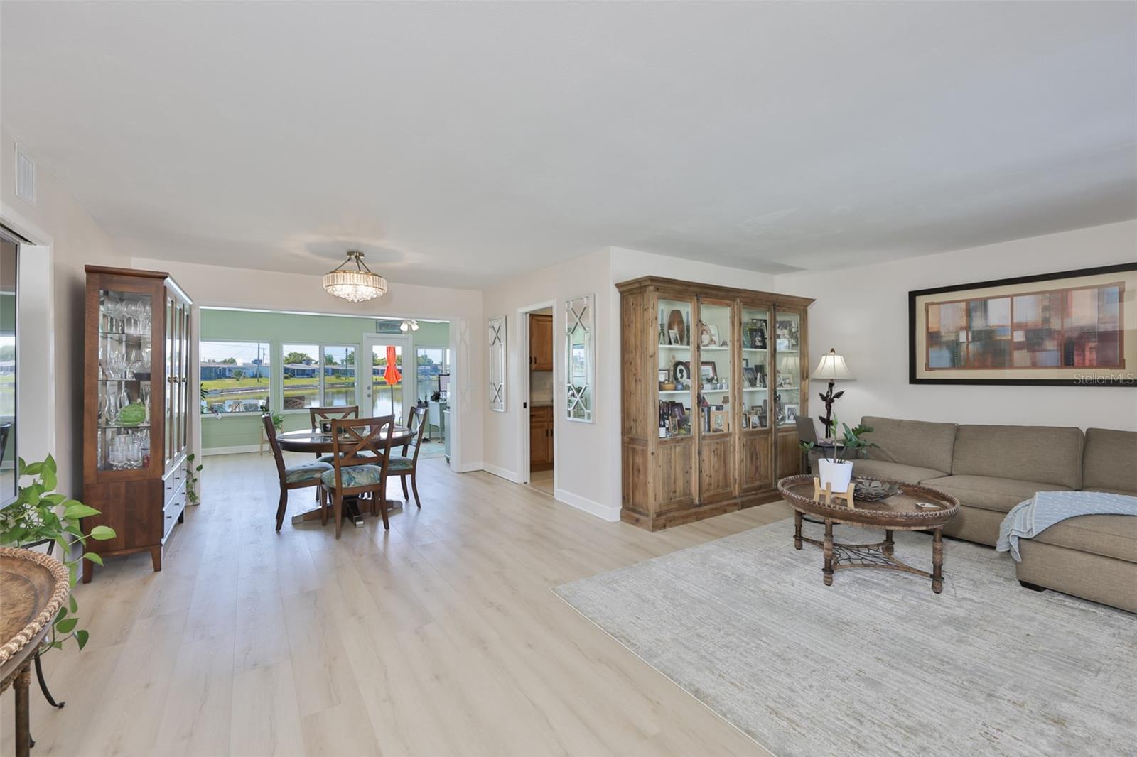 1704 DANBURY DR — photo 8