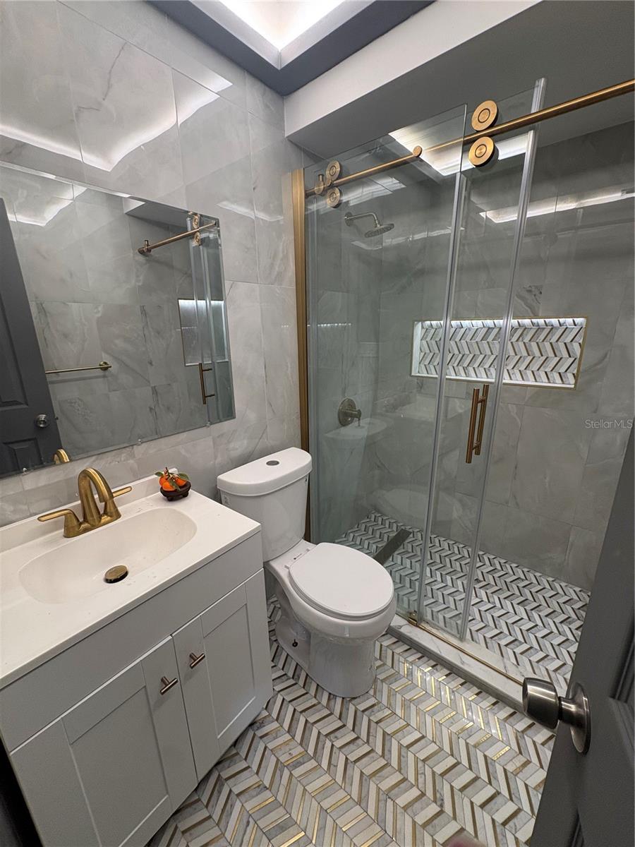 7019 N WILLOW AVE — photo 8