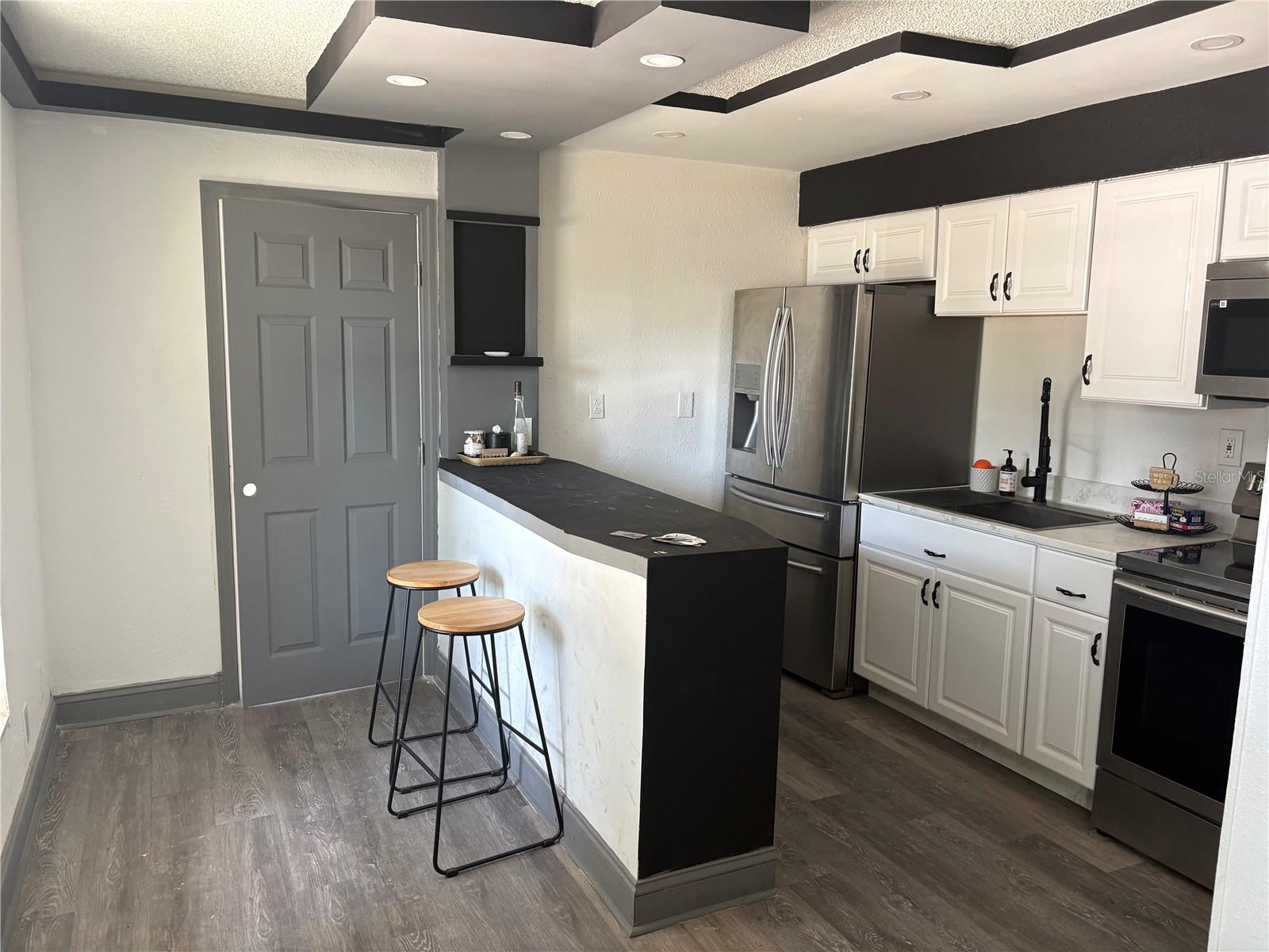 7019 N WILLOW AVE — photo 5