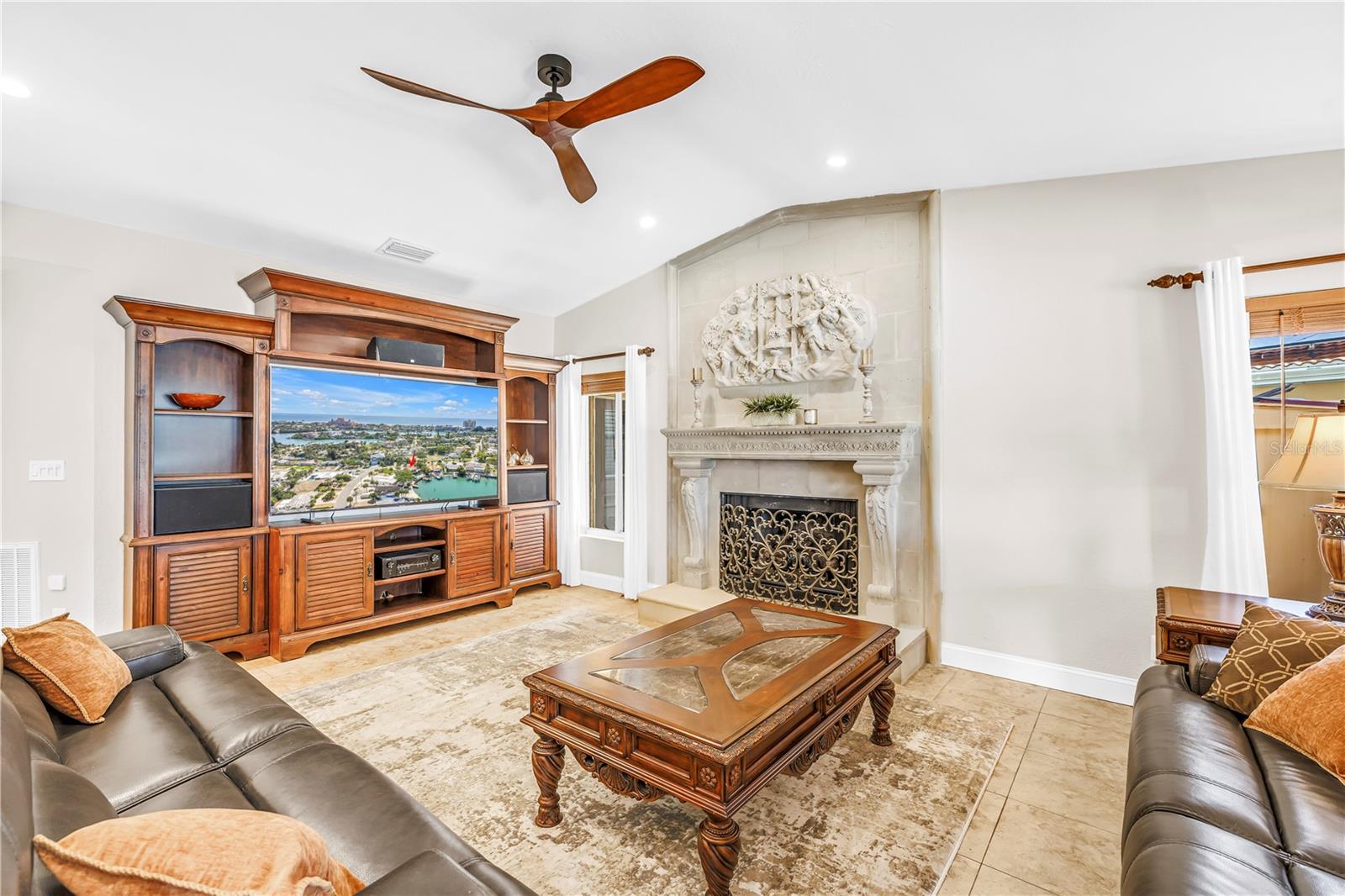 3945 POINSETTIA DR — photo 5