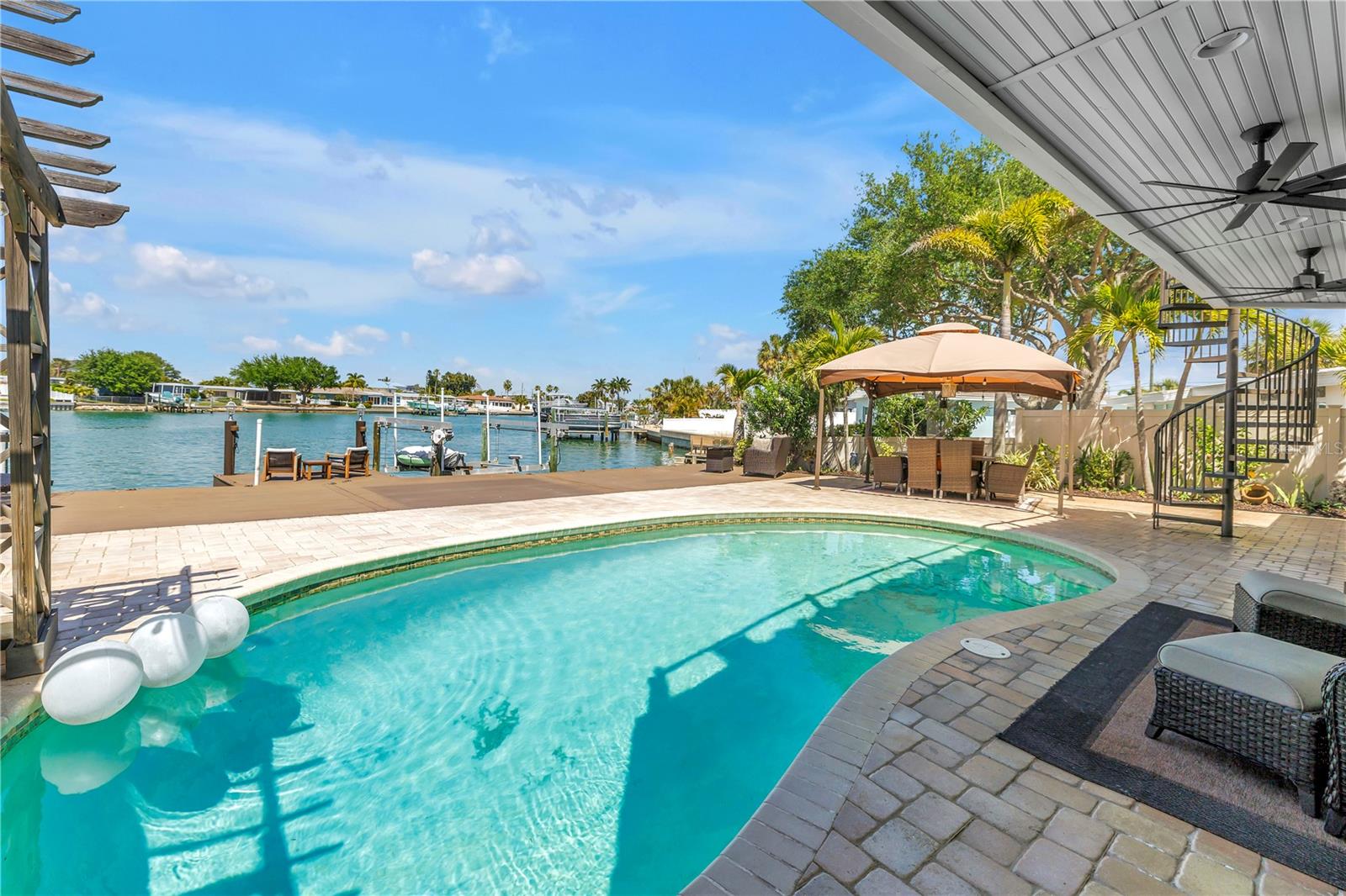 3945 POINSETTIA DR — photo 15