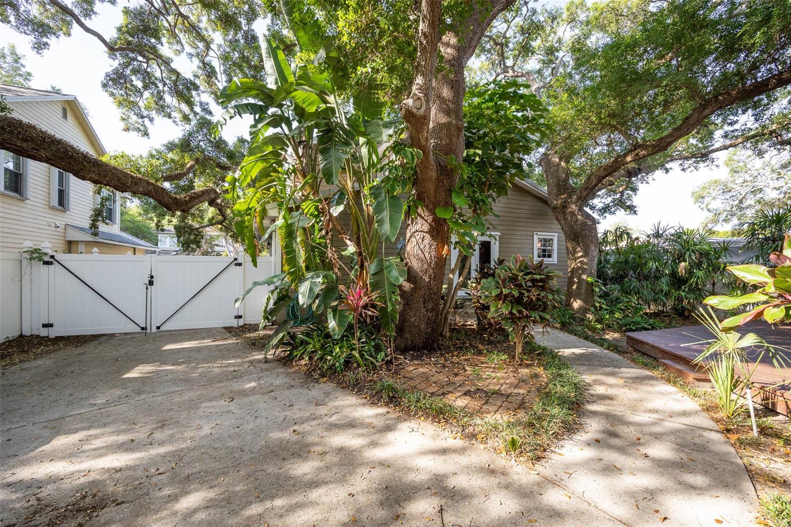 3311 W HAWTHORNE RD — photo 16
