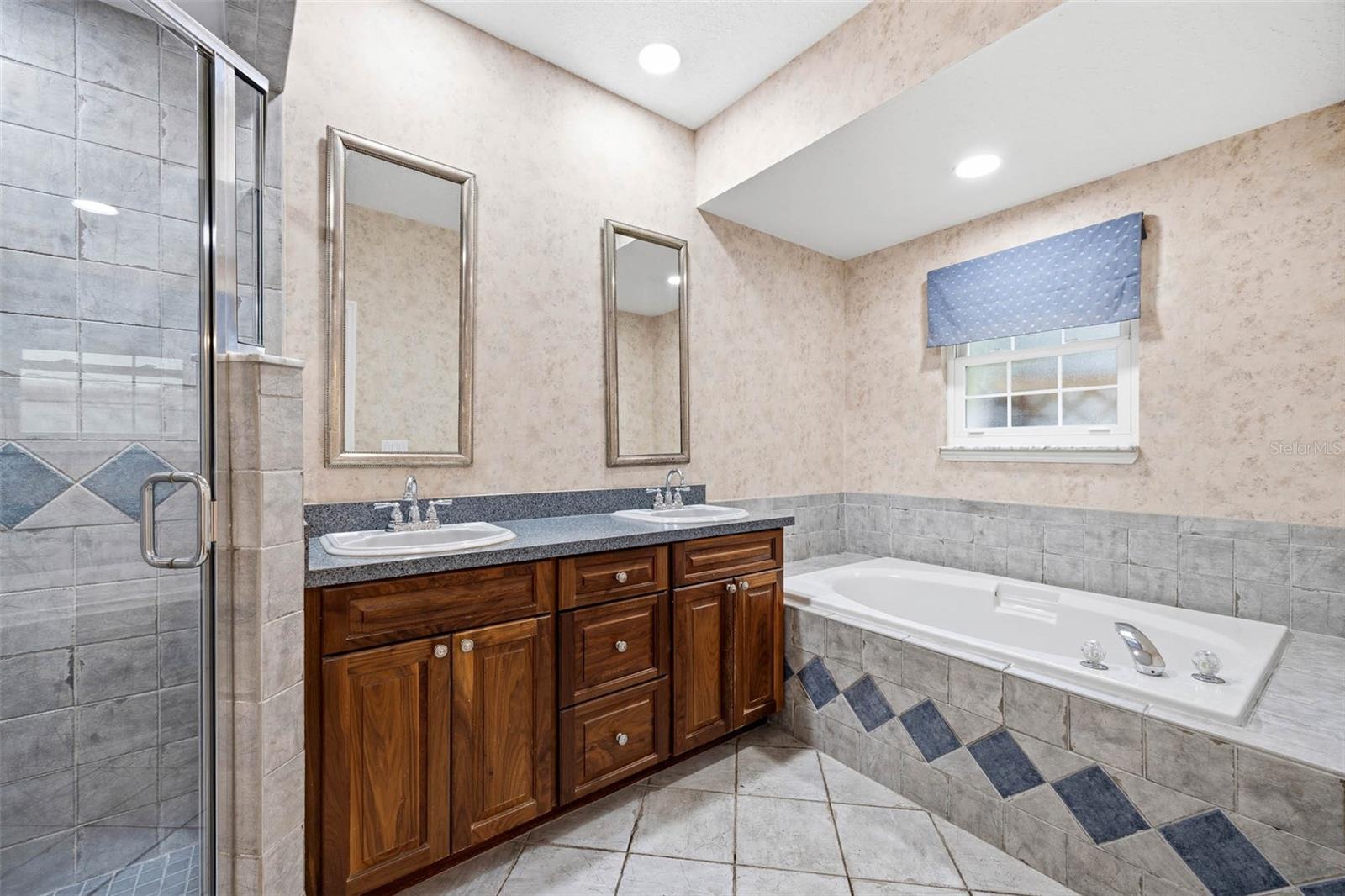 3311 W HAWTHORNE RD — photo 28