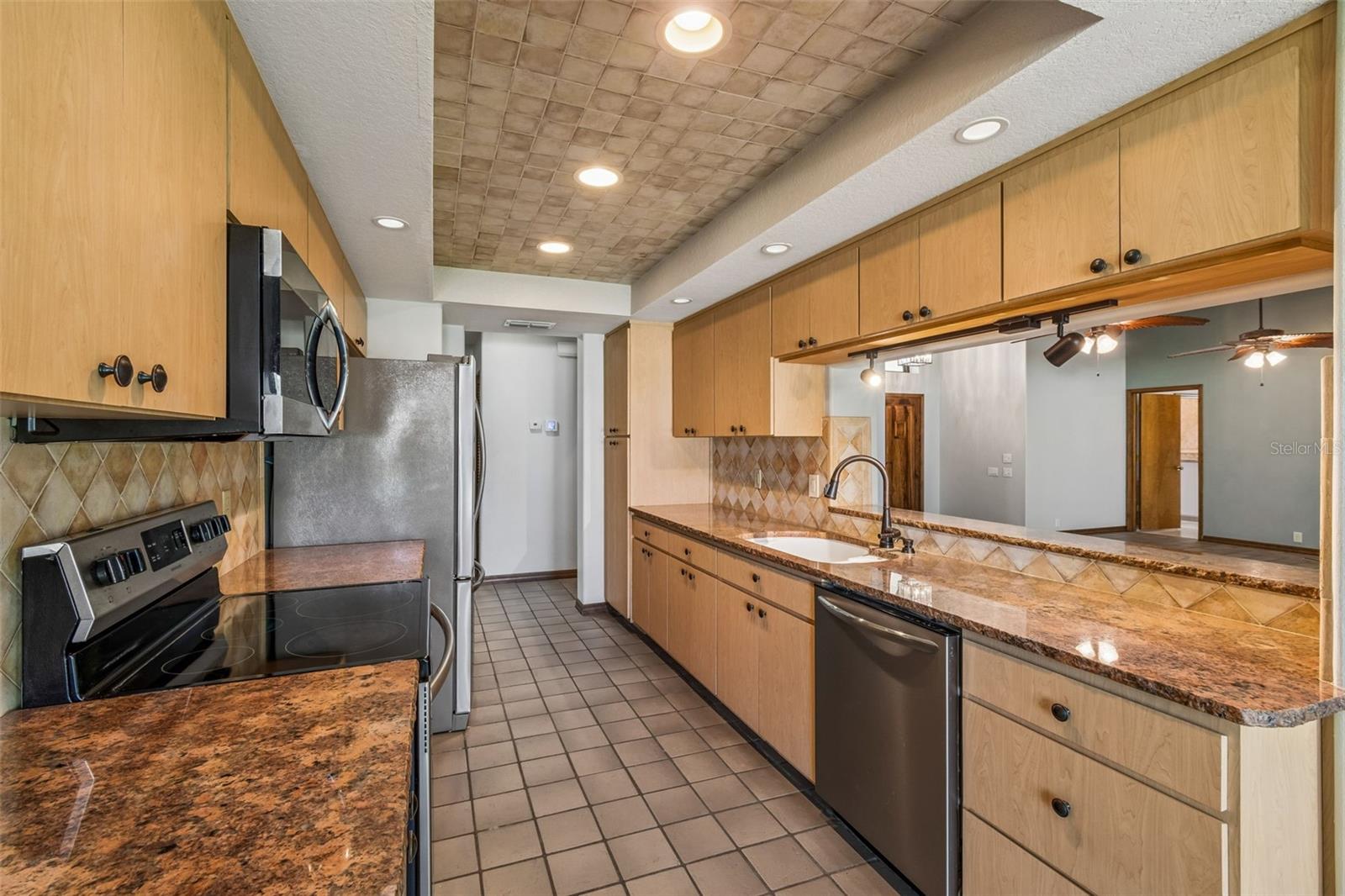 8723 ASHBURY DR — photo 9