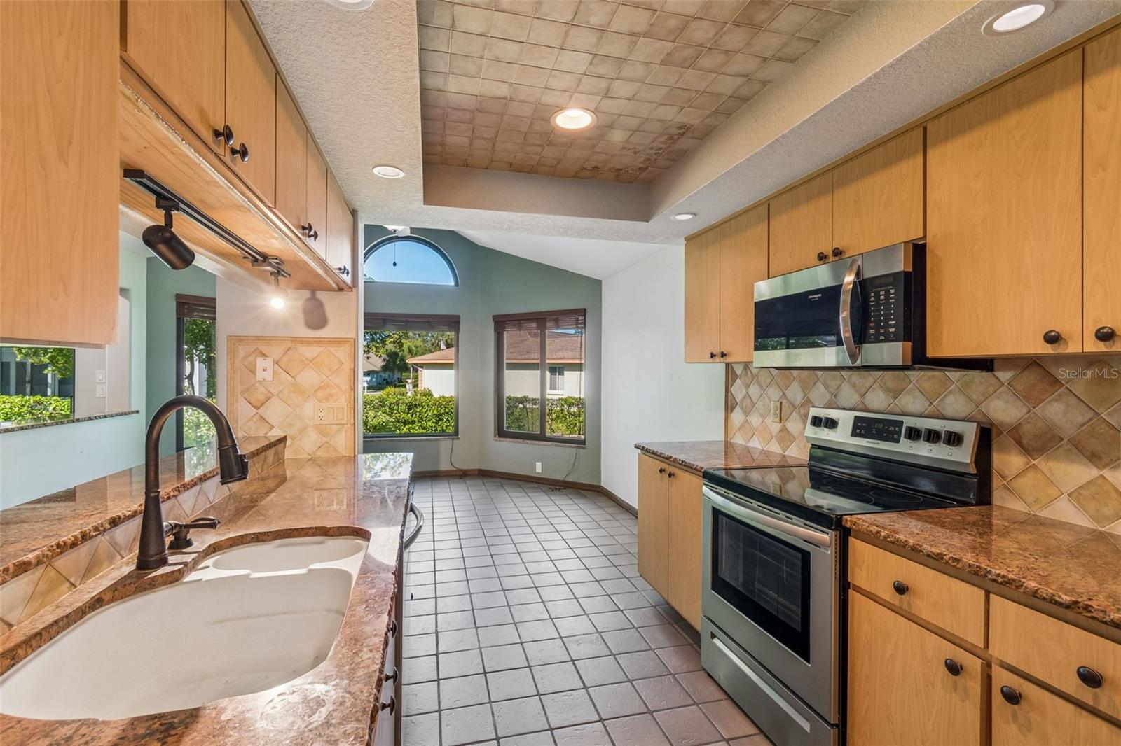 8723 ASHBURY DR — photo 7