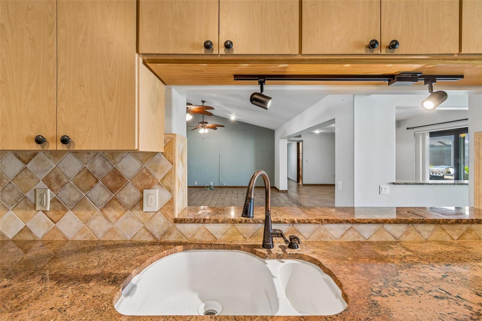 8723 ASHBURY DR — photo 8