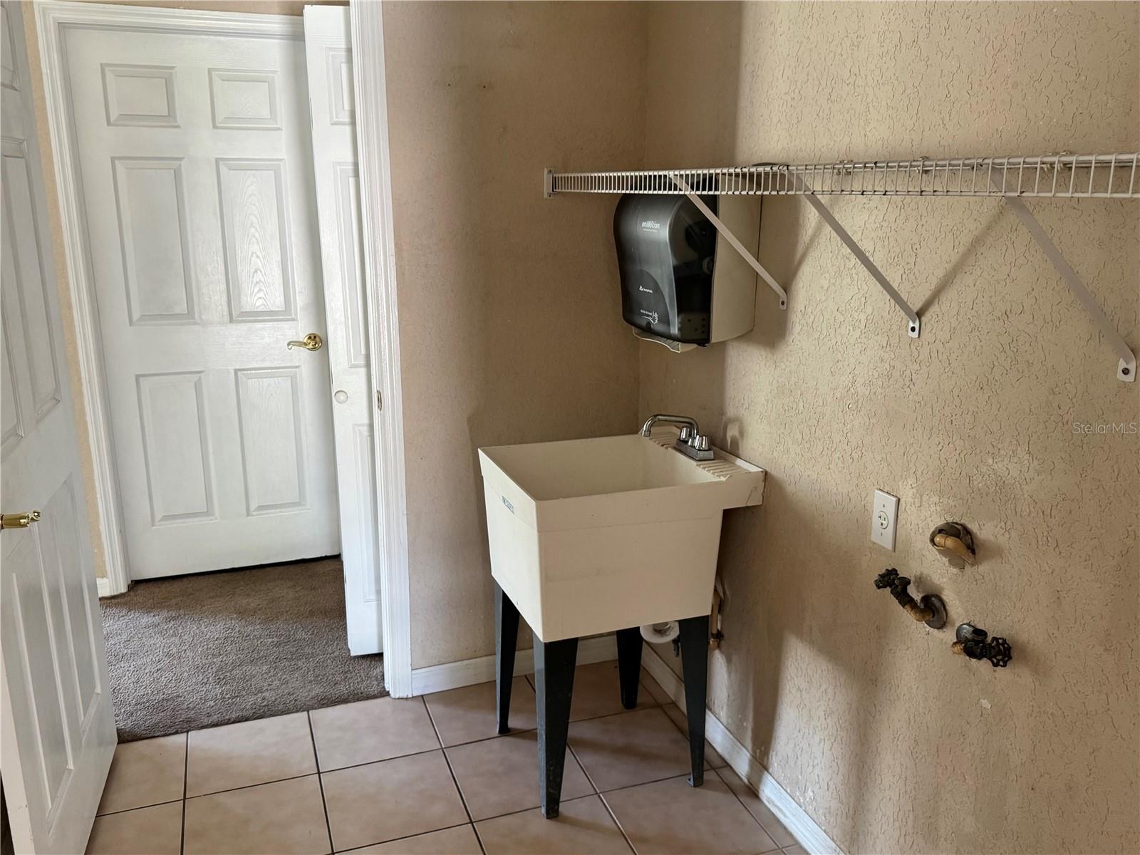 9023 PINEBREEZE DR — photo 16